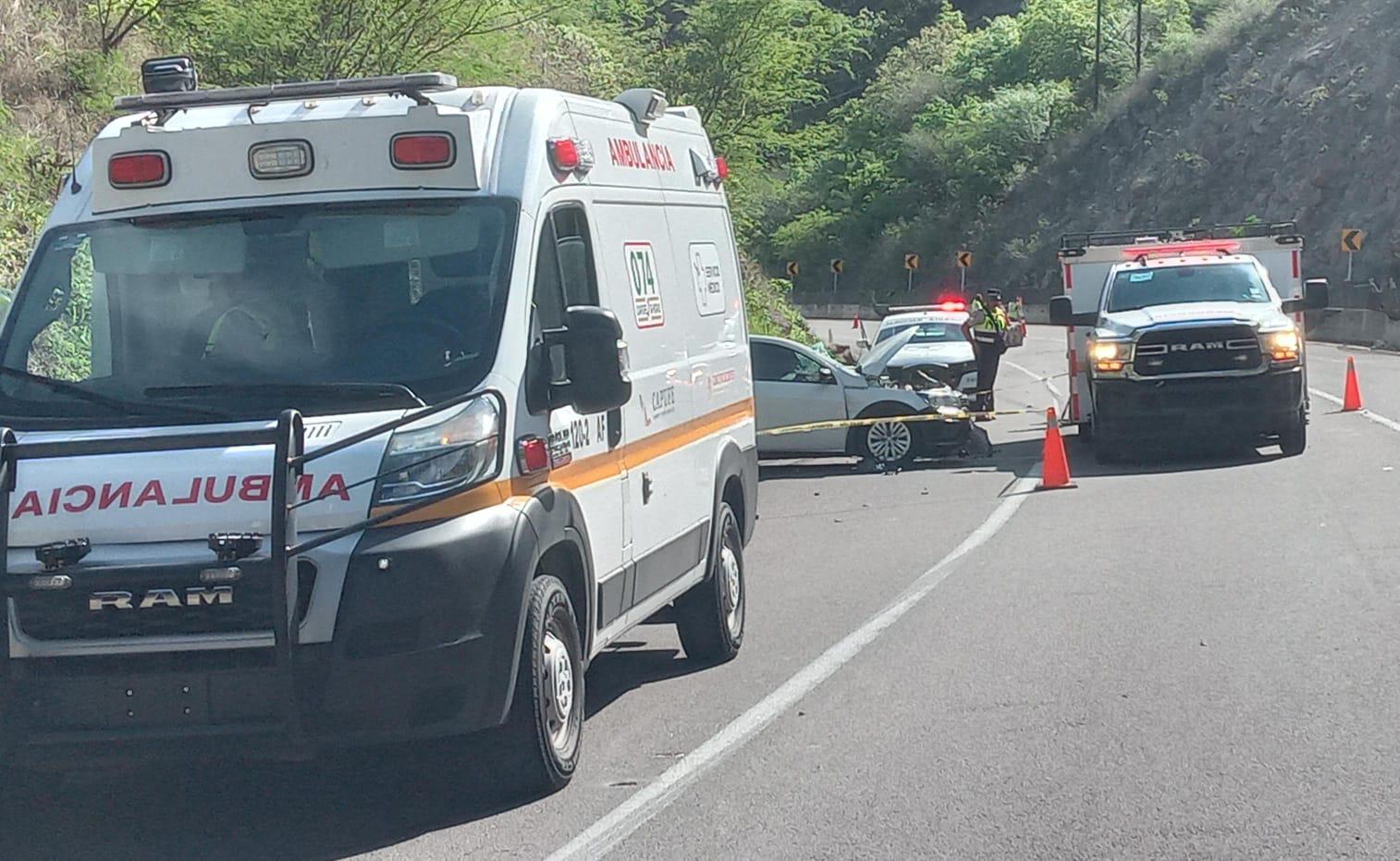 $!Roca aplasta camioneta en la Durango-Mazatlán y provoca muerte de conductor