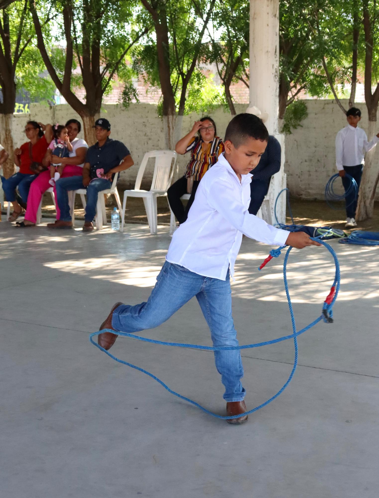 $!Celebran la cultura mexicana con el Primer Torneo de Floreo de Soga, en Villa Unión