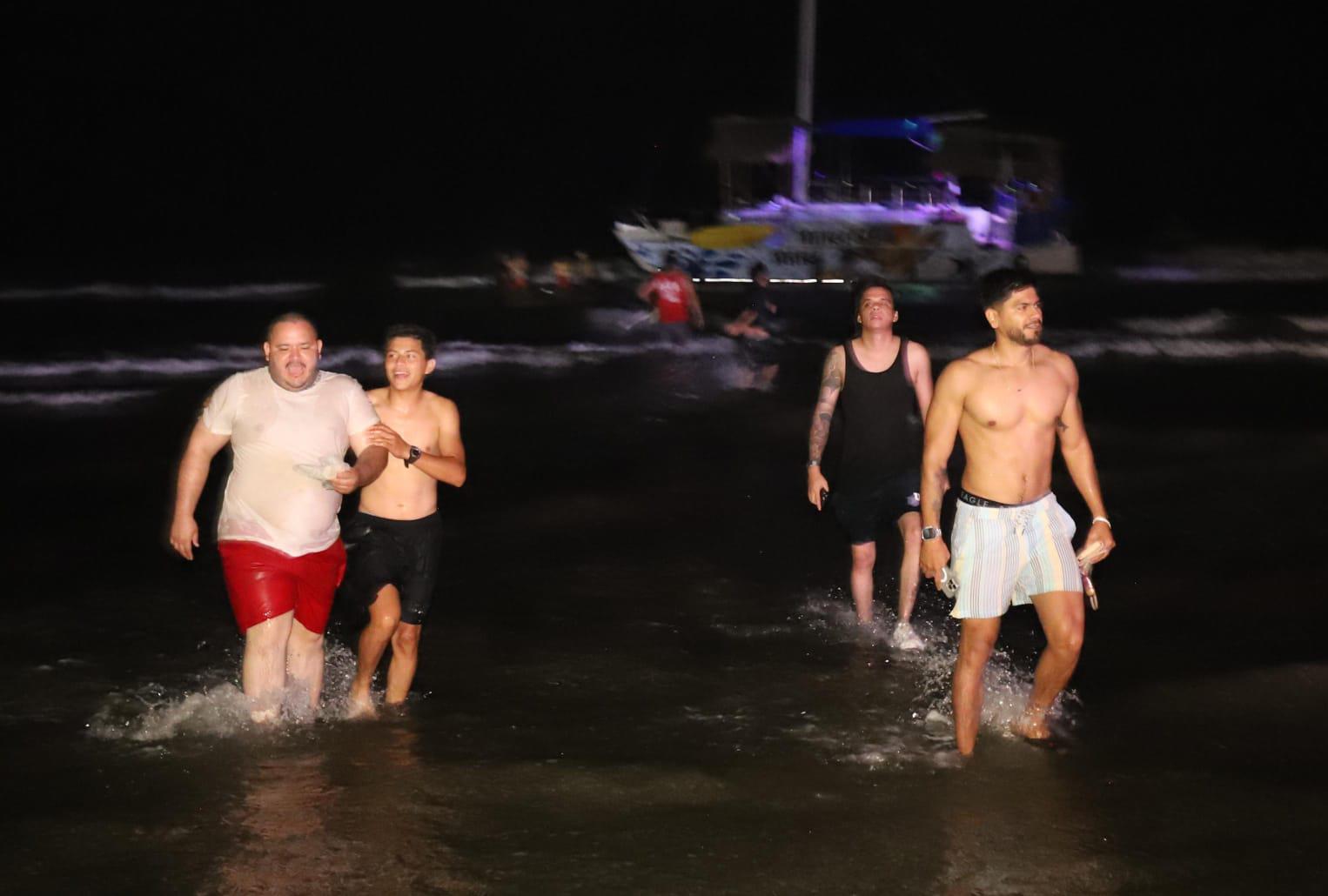 $!Embarcación turística encalla en Mazatlán; 50 pasajeros descienden en la playa