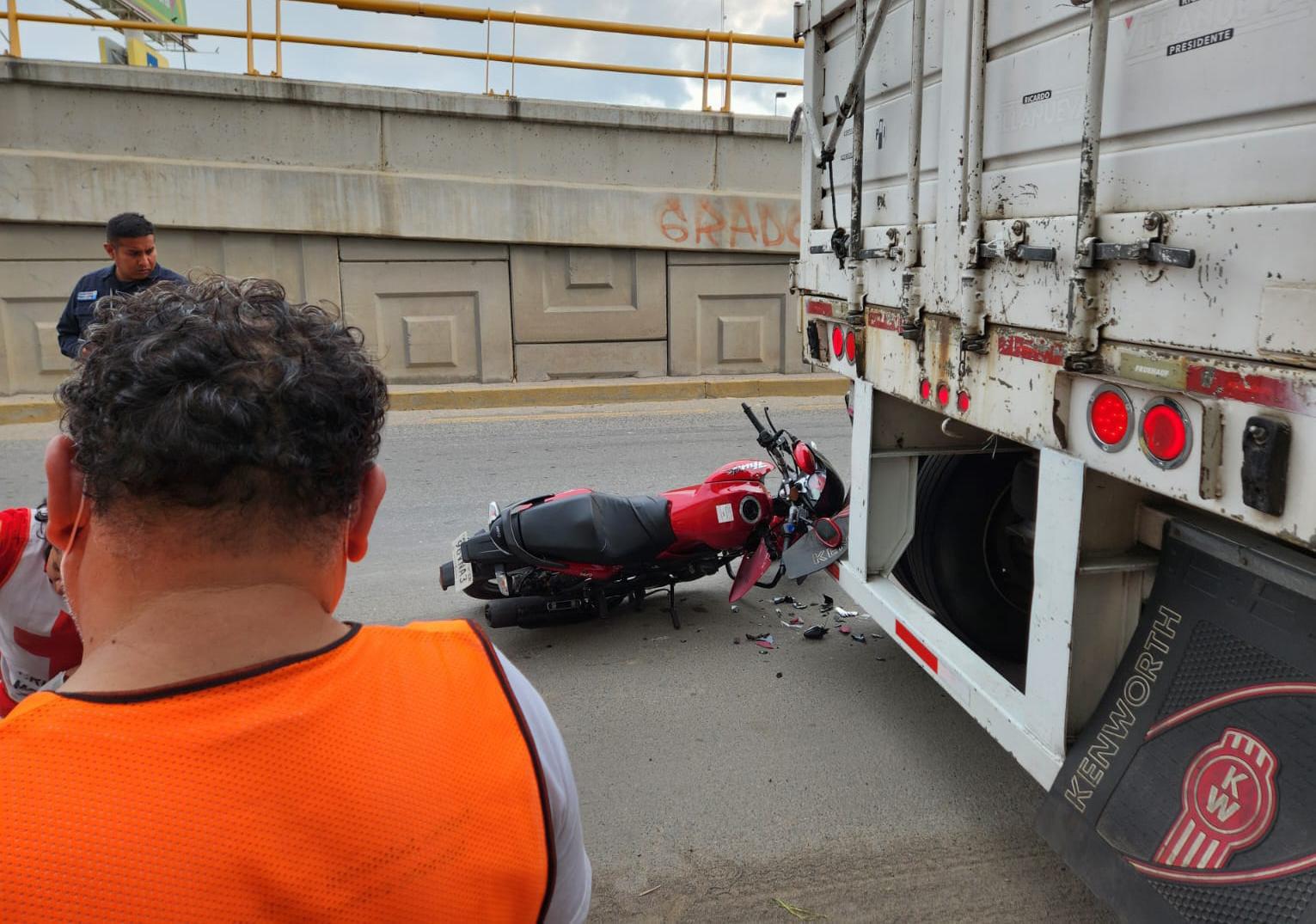 $!Motociclista choca contra tráiler estacionado en la lateral del Paso Superior Sur en Mazatlán