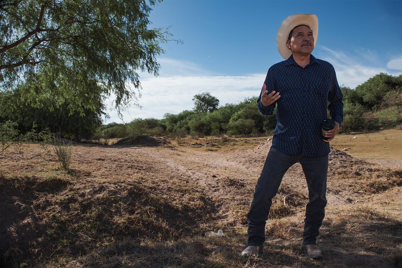 $!Mario Luna Romero se encuentra junto a una sección del río Yaqui seco en Vícam Pueblo, donde en otra época se reuniera la tribu Yaqui para ceremonias tradicionales.