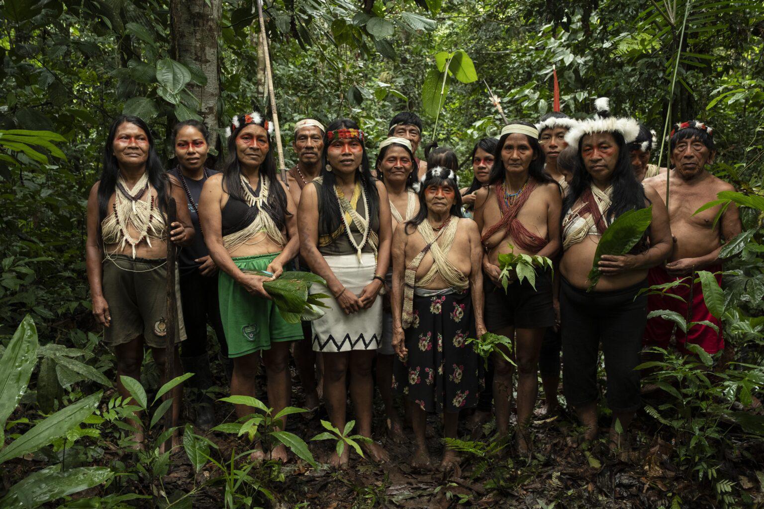 $!La lideresa waorani Nemonte Nenquimo junto a sabios y líderes comunitarios en su territorio ancestral, en la Amazonía ecuatoriana.