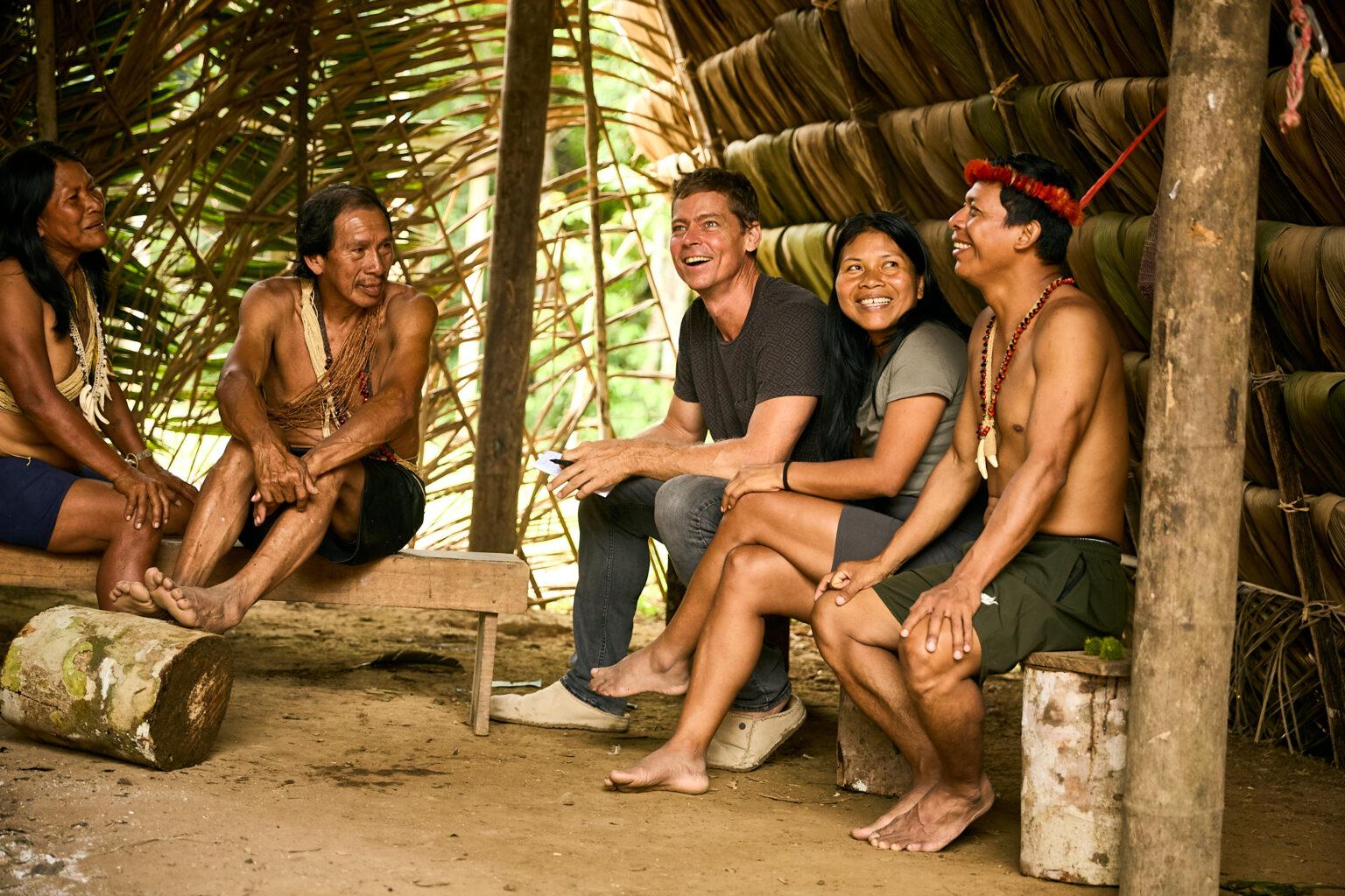 $!La lideresa waorani Nemonte Nenquimo en casa con su familia: sus padres Manuela y Tiri (a la izquierda), su esposo y cofundador de Amazon Frontlines Mitch Anderson (tercero desde la izquierda) y su hermano, el líder waorani Oswando Nenquimo.