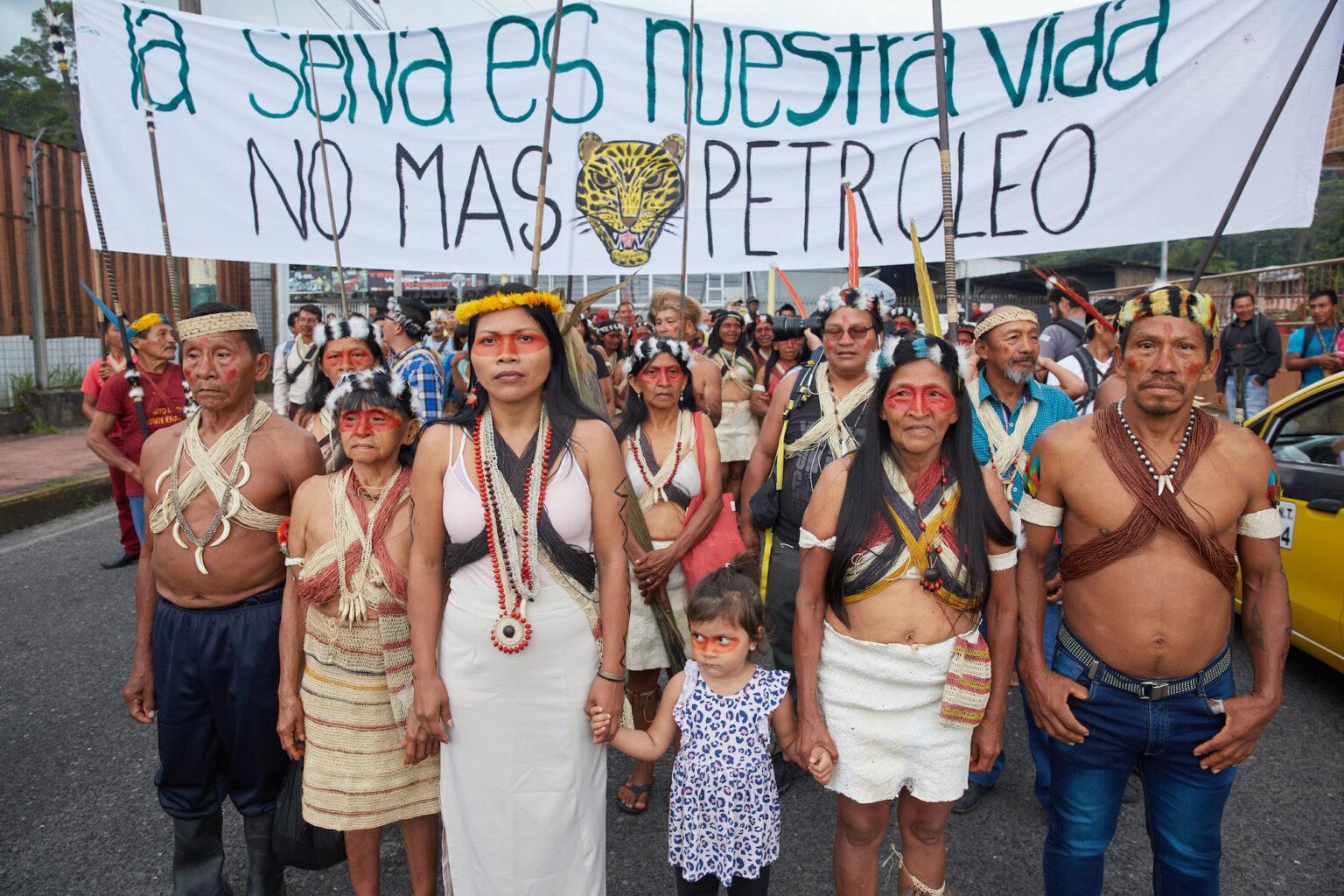 $!La lideresa waorani Nemonte Nenquimo, junto a los Pekinani, los líderes tradicionales y guerreros. Juntos se movilizaron después de presentar su demanda contra el gobierno ecuatoriano para proteger su territorio de selva tropical de la perforación petrolera, en Puyo, Pastaza, Amazonía ecuatoriana, en febrero de 2019.