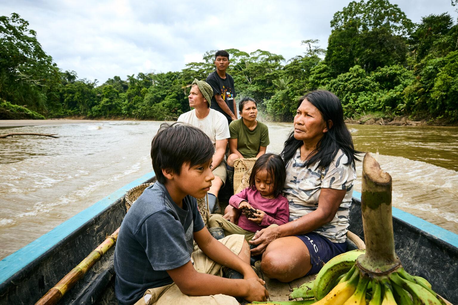 $!La lideresa waorani Nemonte Nenquimo con su familia en un viaje en canoa por el río Curaray, después de cosechar alimentos de su jardín forestal, en la Amazonía ecuatoriana.