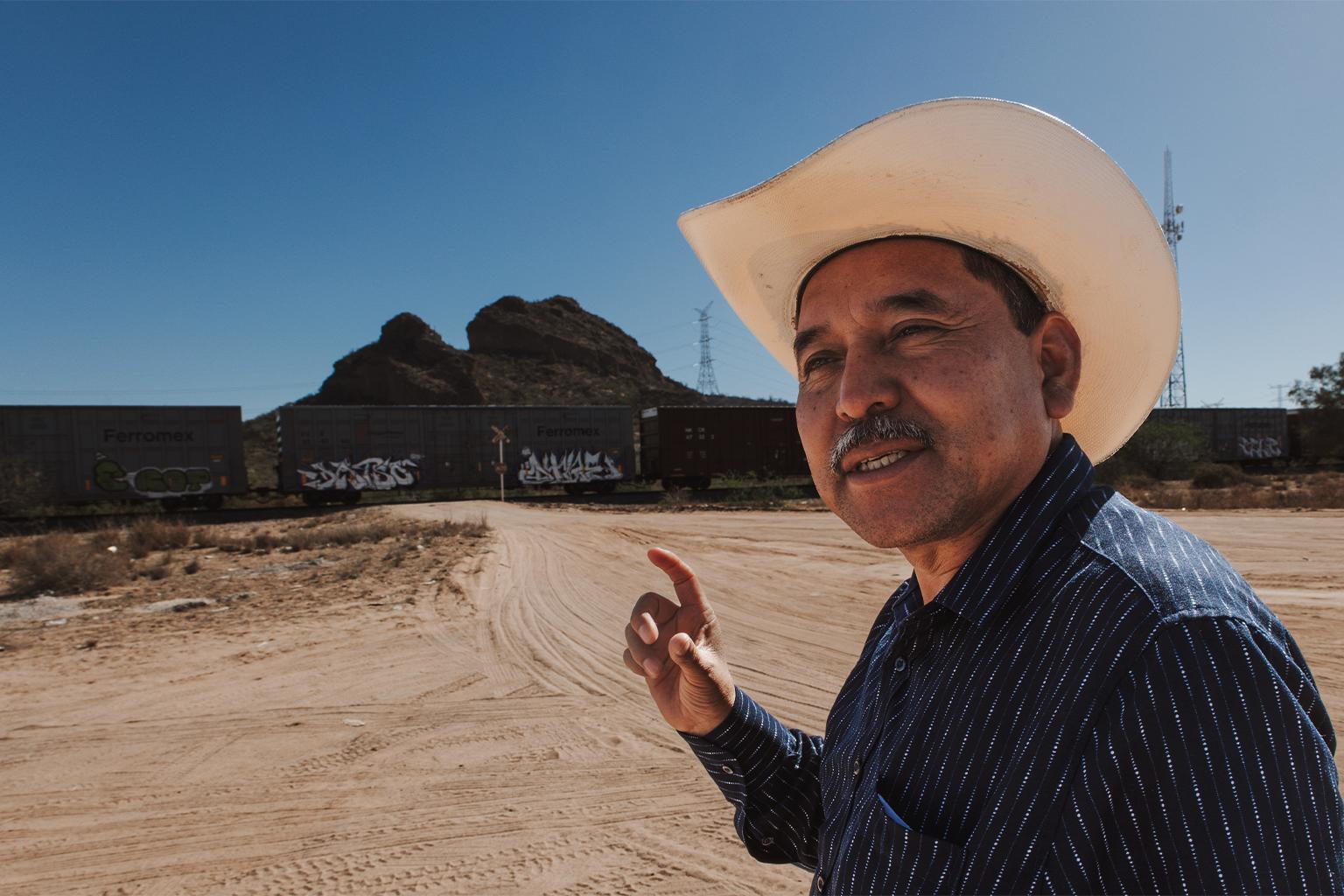 $!Mario Luna Romero señala una de las cuatro montañas sagradas que marcan los límites del territorio ancestral de los yaquis.