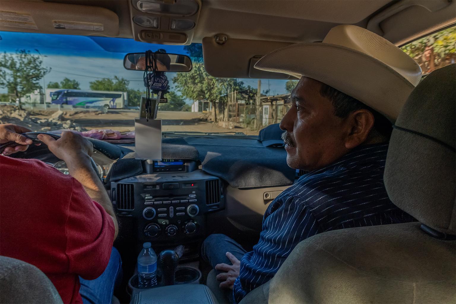 $!Saliendo de Vícam, una de las ocho aldeas yaquis del valle del Yaqui, que es donde vive Mario Luna Romero. Días antes de la visita de Mongabay, una mujer fue asesinada no lejos de donde se tomó esta foto, probablemente por los cárteles de droga que operan en la zona.