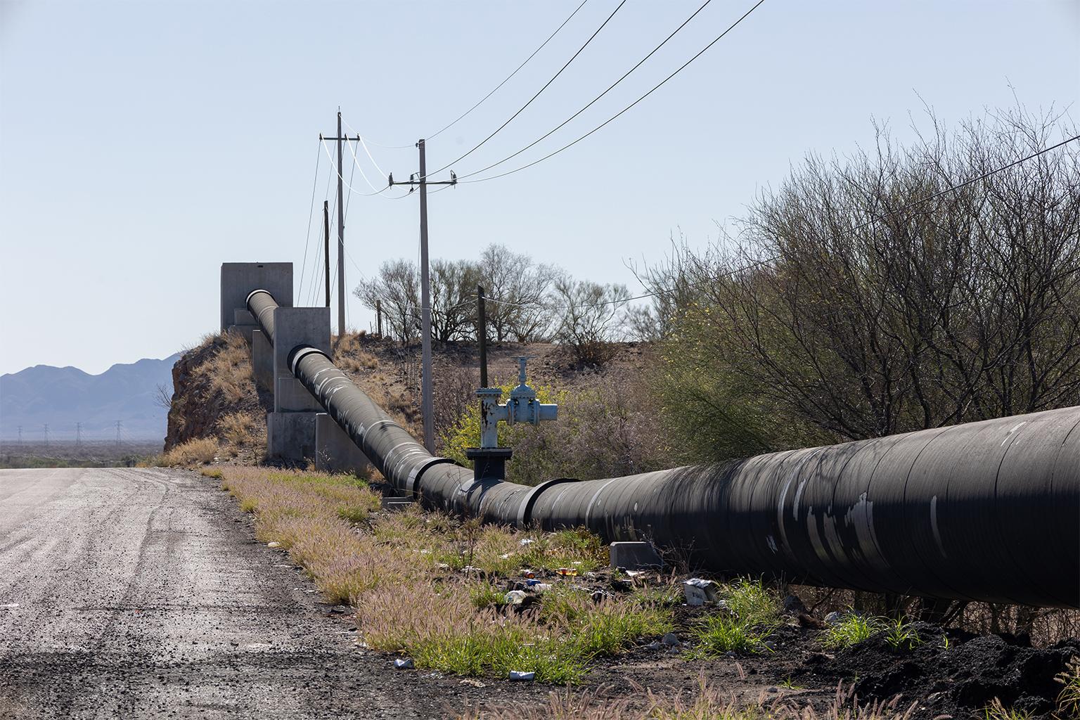 $!El Acueducto Independencia, de 172 kilómetros, que extrae agua de la represa Álvaro Obregón (El Novillo) en el río Yaqui y la transfiere a la cuenca del río Sonora, fue aprobado sin el consentimiento de la tribu yaqui afectada, como luego lo confirmó un fallo de la Corte Suprema.