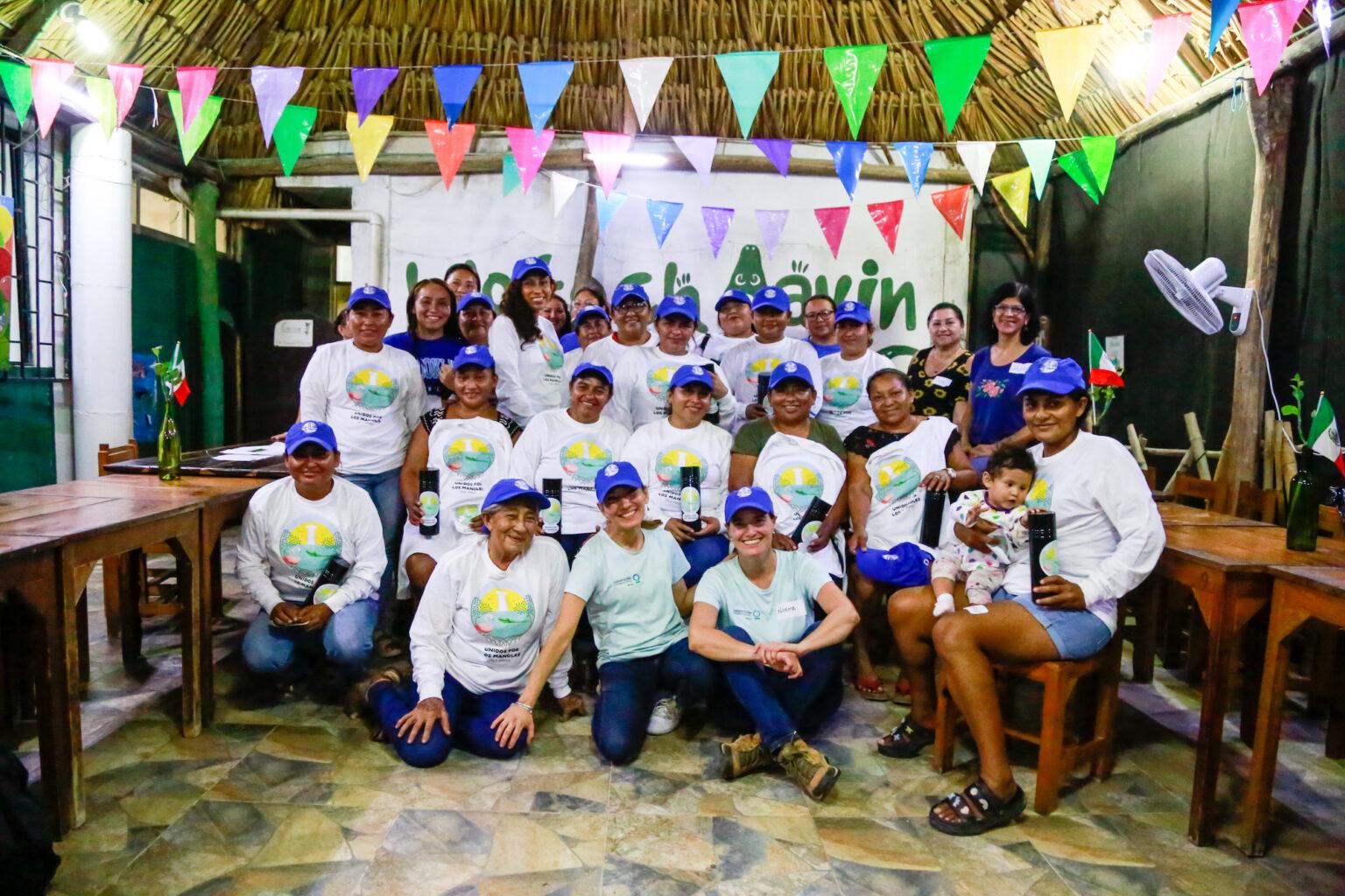 $!Grupo “Unidas por los Mangles” conformado por mujeres de la comunidad de Isla Arena que participan en la restauración de manglar.