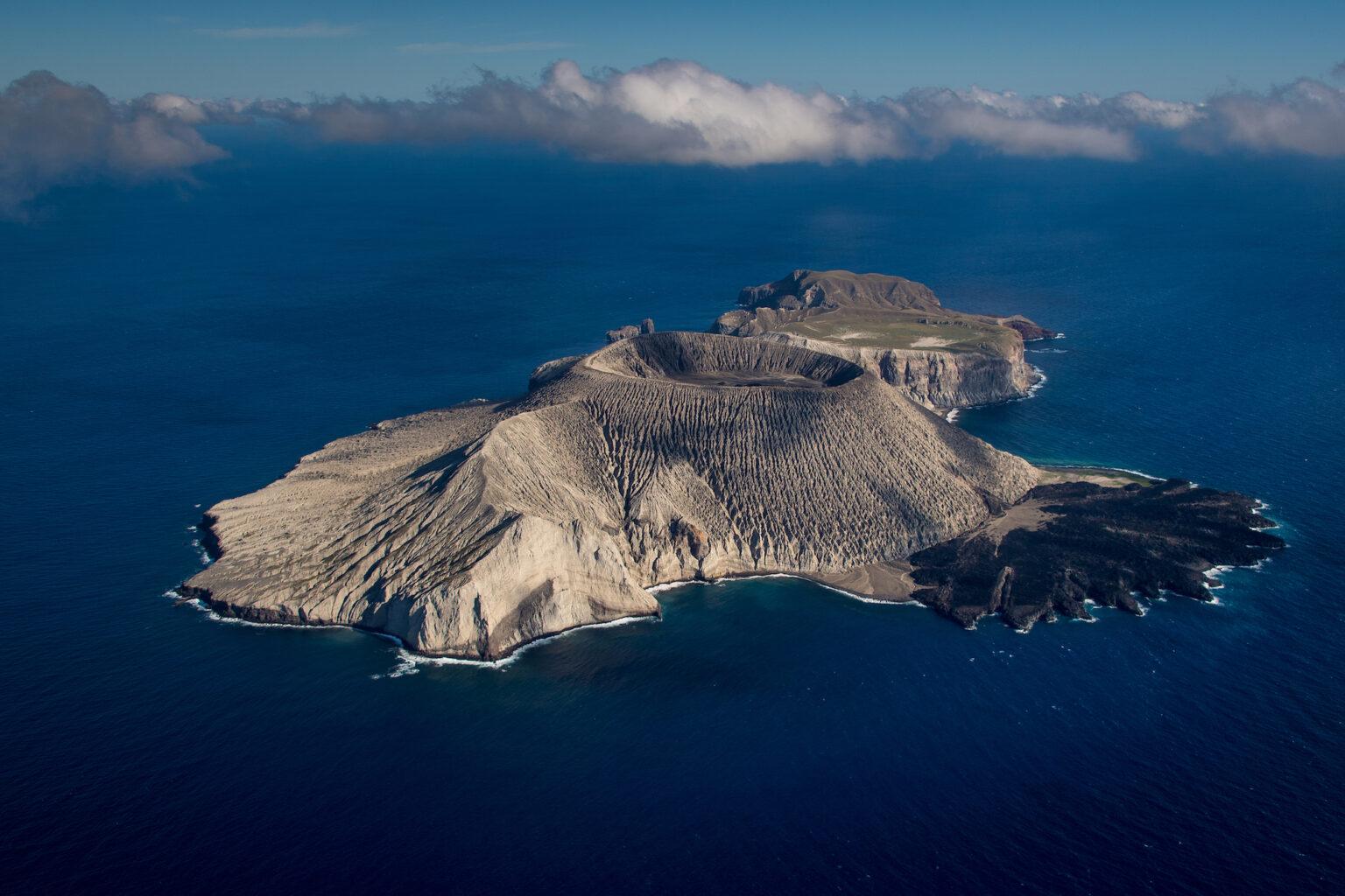 $!Con el dron es posible apreciar la belleza de la Isla San Benedicto y de su forma peculiar resultado de la actividad volcánica. La erupción más reciente fue en 1952 y logró esa formación de color negro que parece una hoja de palma. La actividad volcánica más antigua se puede observar en el otro lado de la isla, con la boca del volcán ahora cubierta de vegetación.