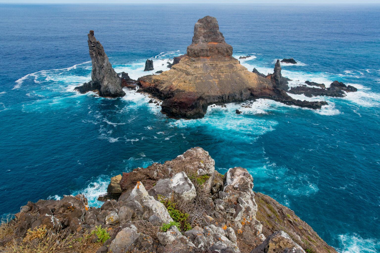 $!La roca Monumento se llama así por parecer una pirámide monumental, sin embargo, es una formación geológica resultado de la actividad volcánica que ha generado a las islas y de la erosión provocada por las olas.