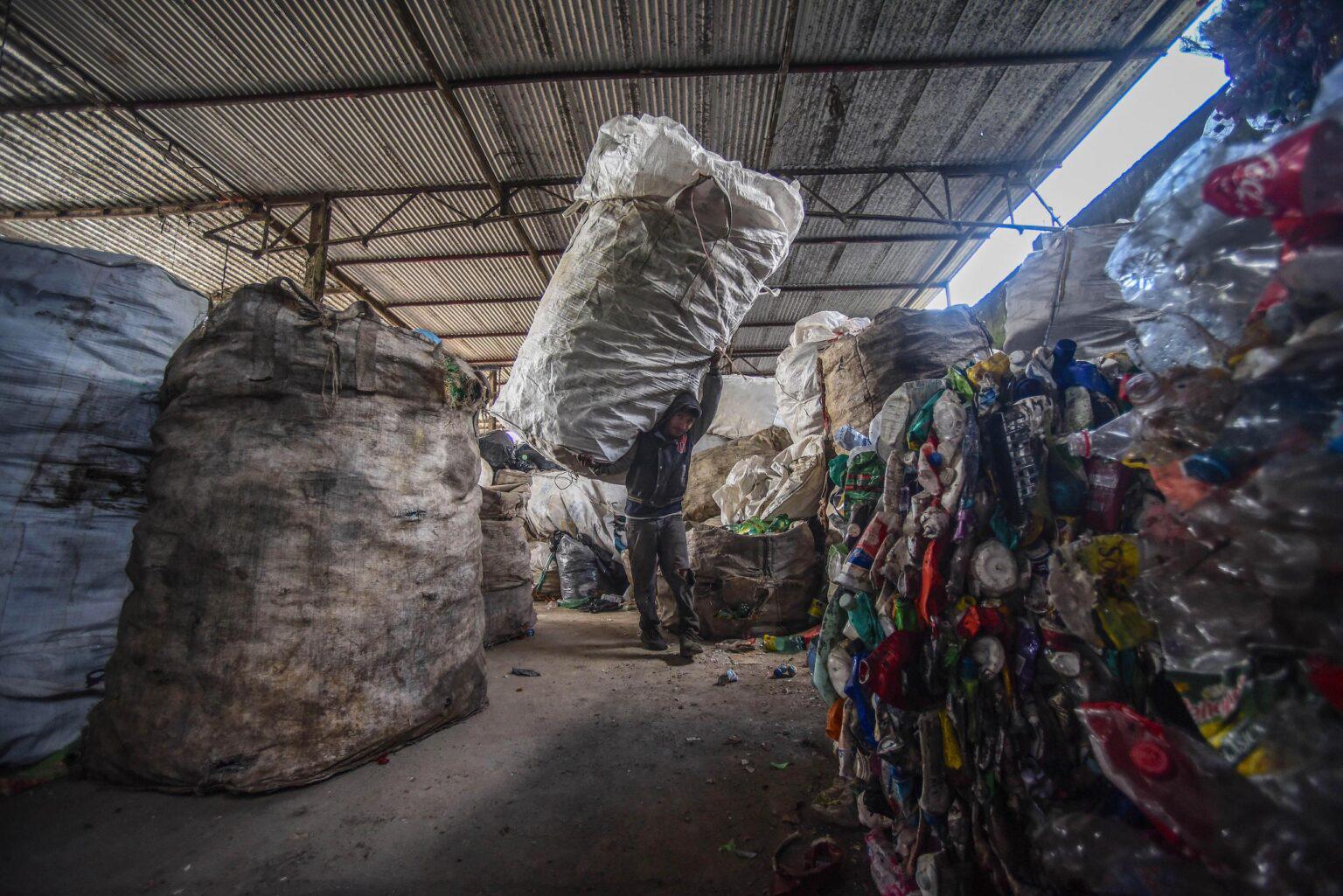 $!En México los plásticos se acumulan y los recicladores pagan el precio