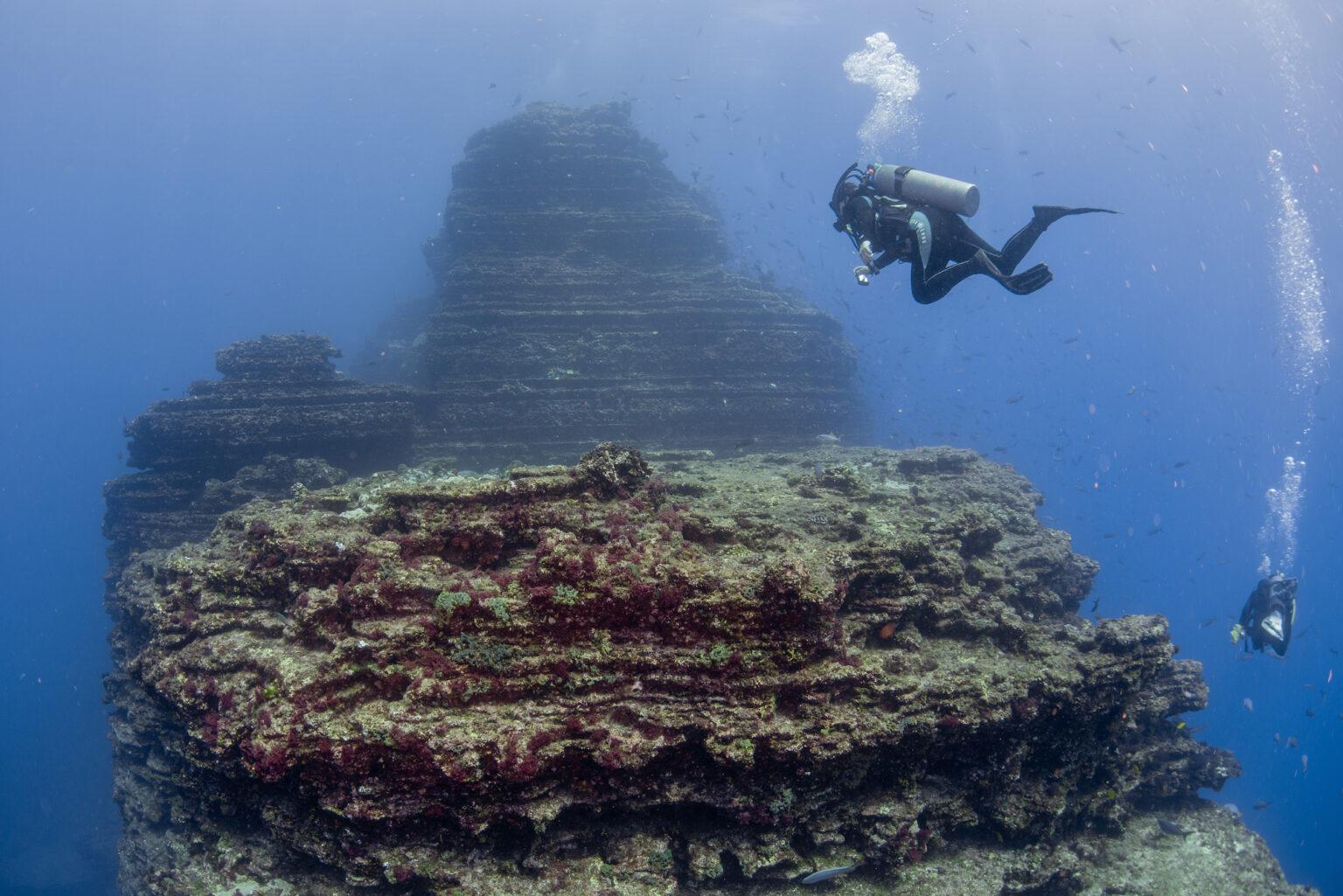 $!Un buzo se acerca a las características formaciones geológicas del sitio de buceo llamado “El Boiler”, en la Isla San Benedicto, en Revillagigedo. Es llamado así por su forma cilíndrica y se trata de uno de los sitios más apreciados por su biodiversidad.