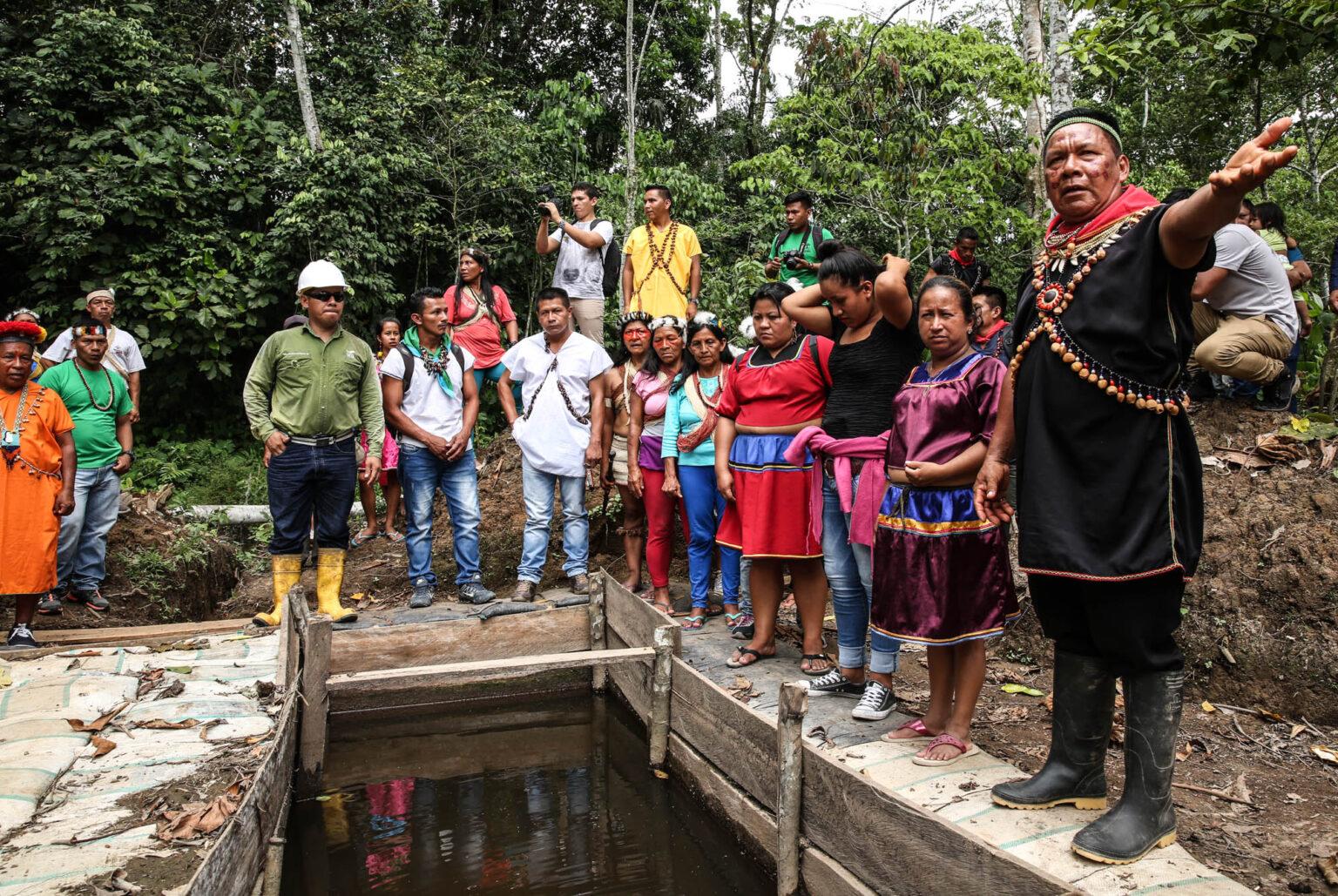 $!El líder cofan Emergildo Criollo (a la derecha) con miembros de comunidades de otras naciones indígenas que viajaron a la provincia de Sucumbíos para presenciar de primera mano los impactos de la contaminación de la industria petrolera, en el 2018.