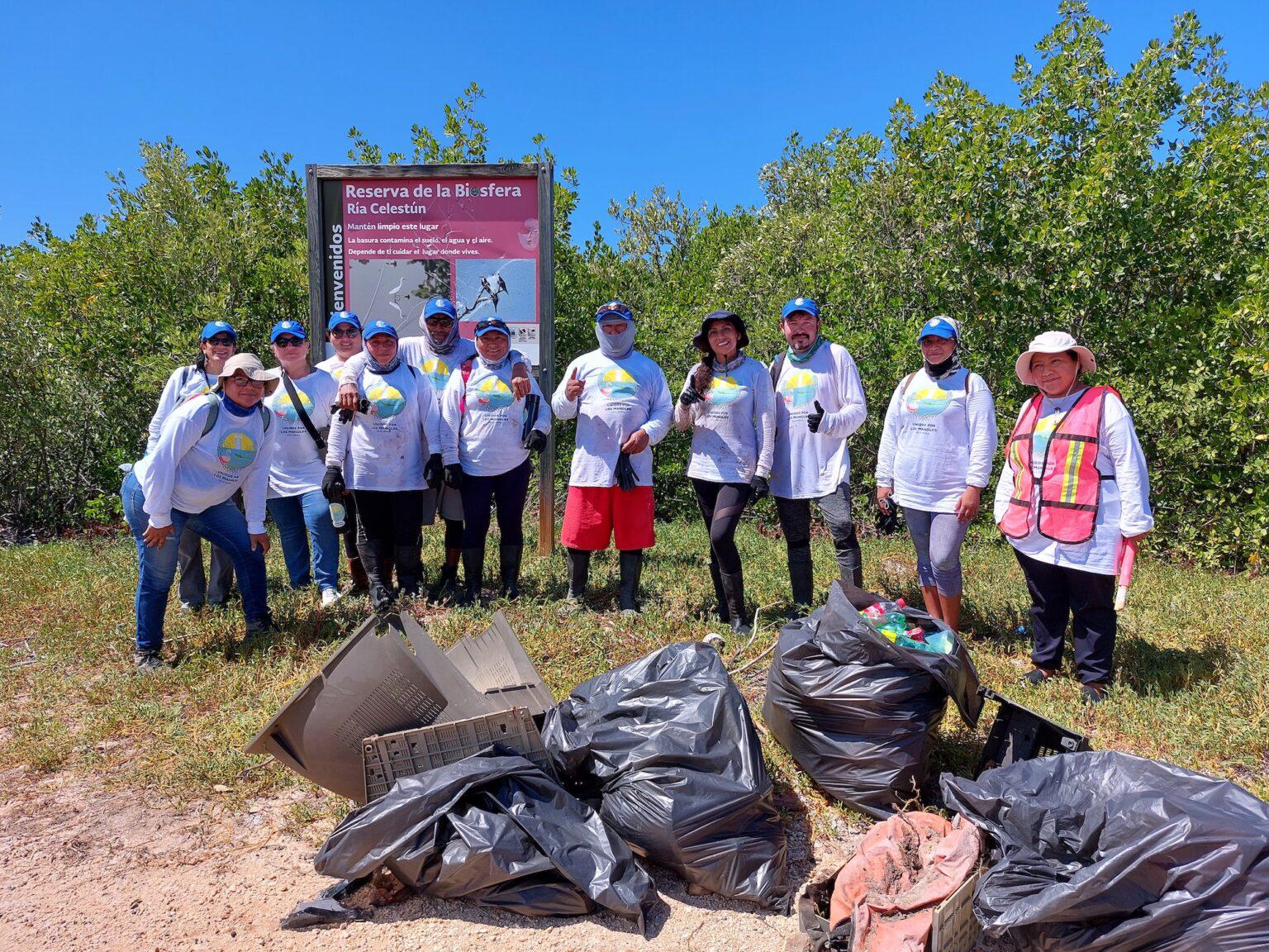 $!Jornada y taller del grupo Unidos y Unidas por los Mangles de Isla Arena, para el saneamiento de residuos en el área de restauración de manglar en la comunidad. Entre los principales residuos se encontraron objetos de plástico, vidrio y artículos derivados de la pesca.