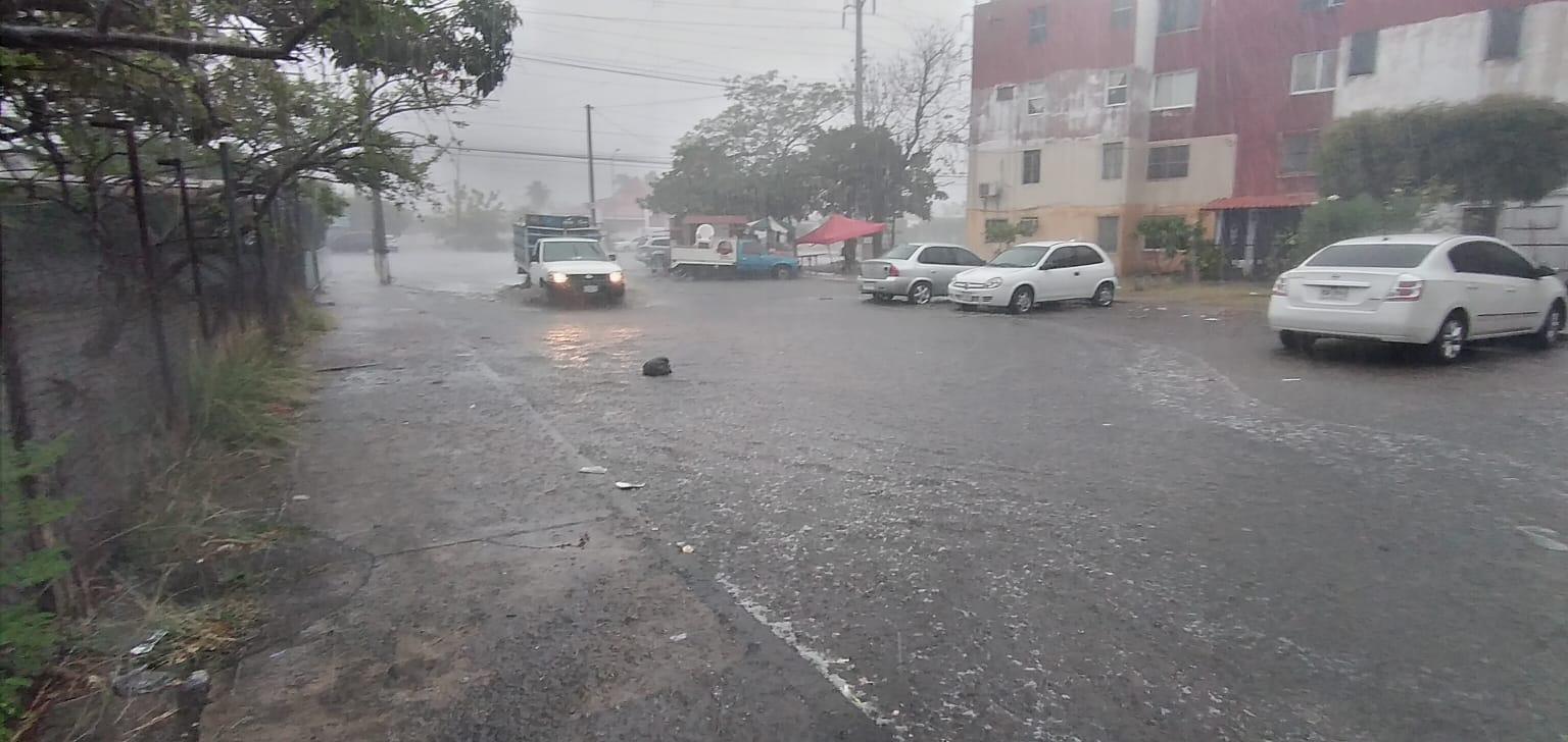 $!Fuertes inundaciones provocan caos vial y cierre de avenidas en Mazatlán