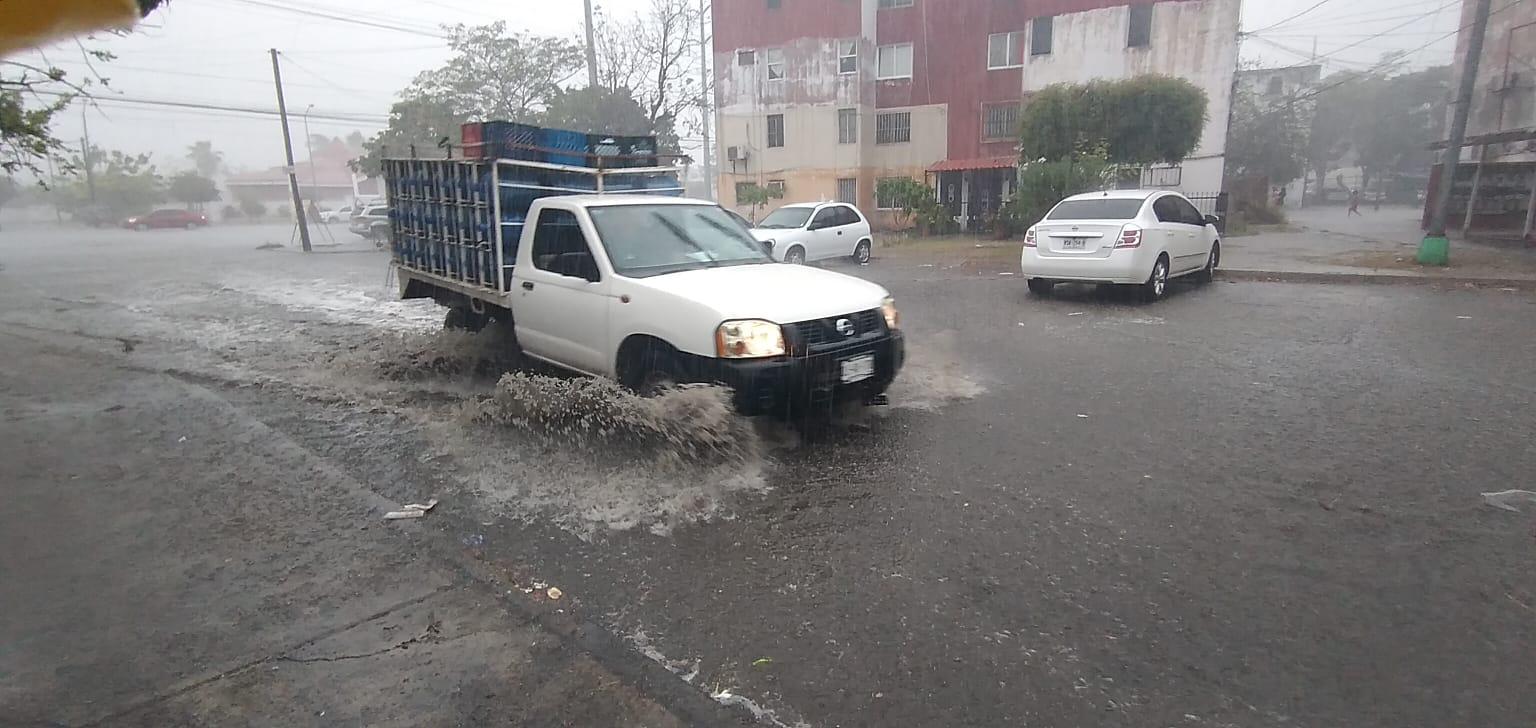 $!Fuertes inundaciones provocan caos vial y cierre de avenidas en Mazatlán