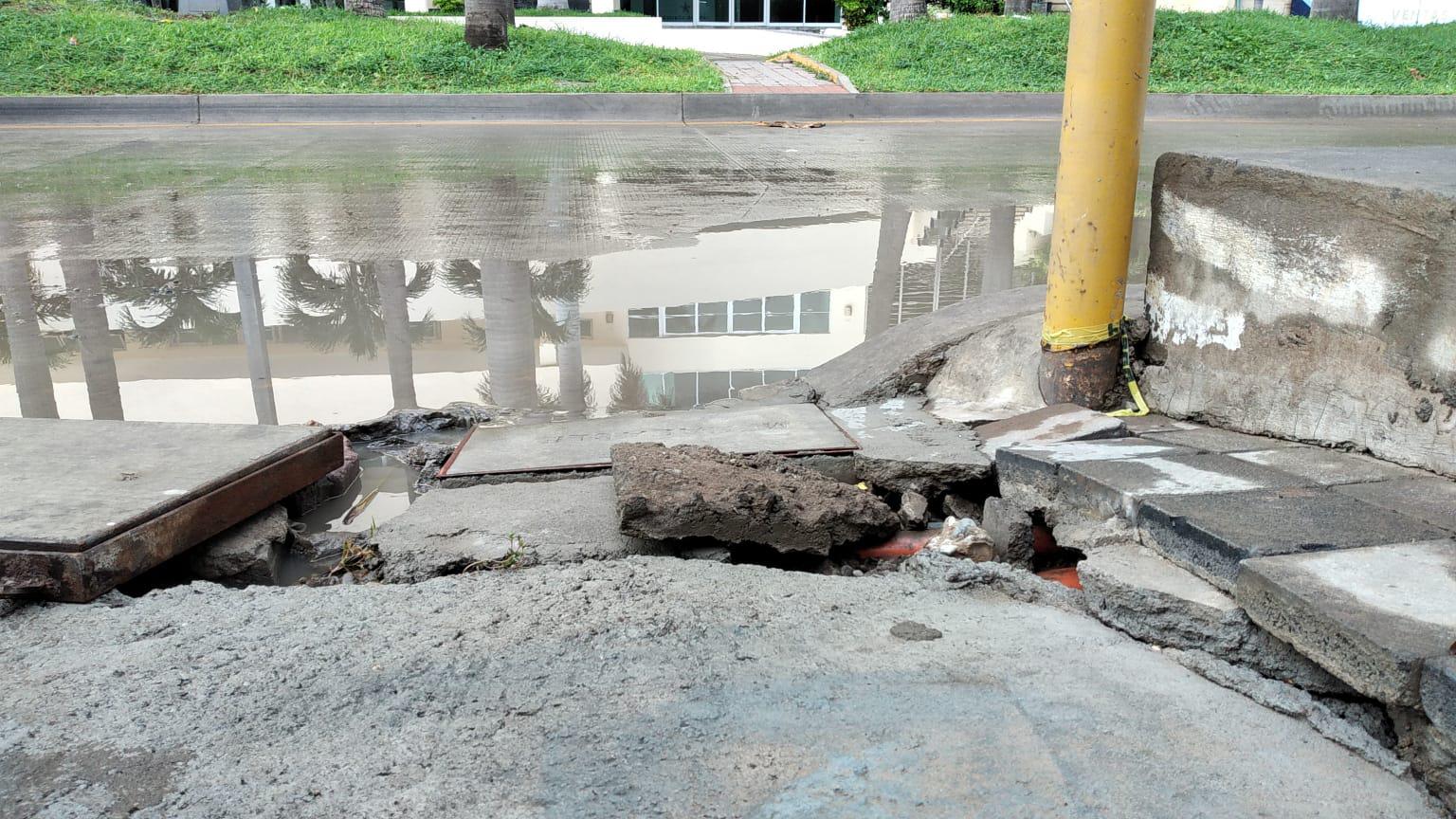 $!Por lluvia de cinco horas, movilizan a 380 personas en Mazatlán; canales y arroyos se desbordaron