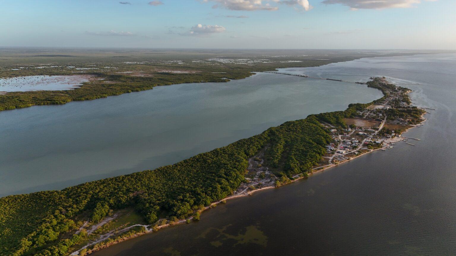 $!Vista área de la comunidad de Isla Arena, en Campeche, México.