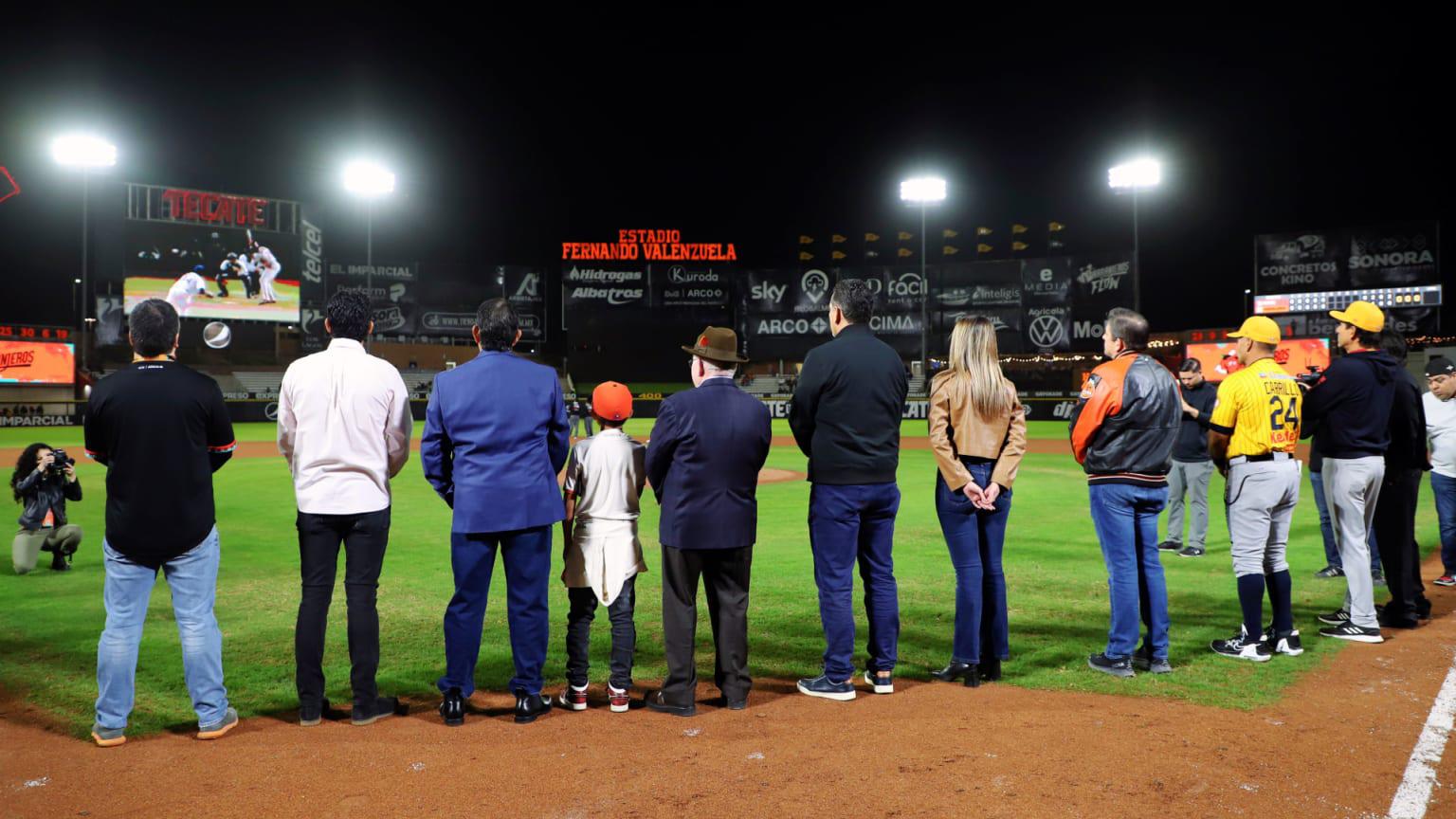 $!Valenzuela ‘inauguró’ estadio de los Naranjeros, que ahora lleva su nombre