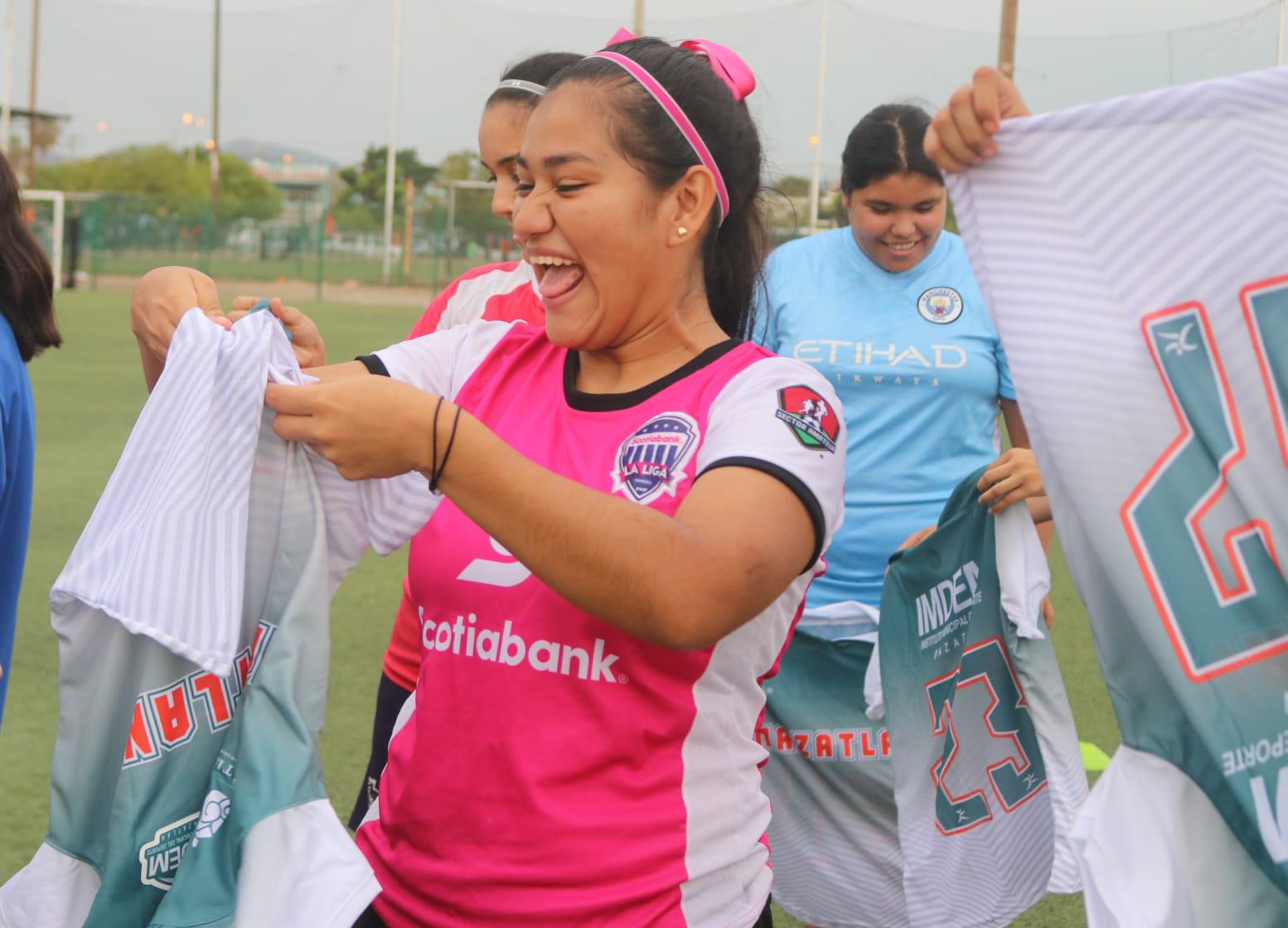 $!Selección Mazatlán recibe uniformes para encarar el Estatal Libre Femenil