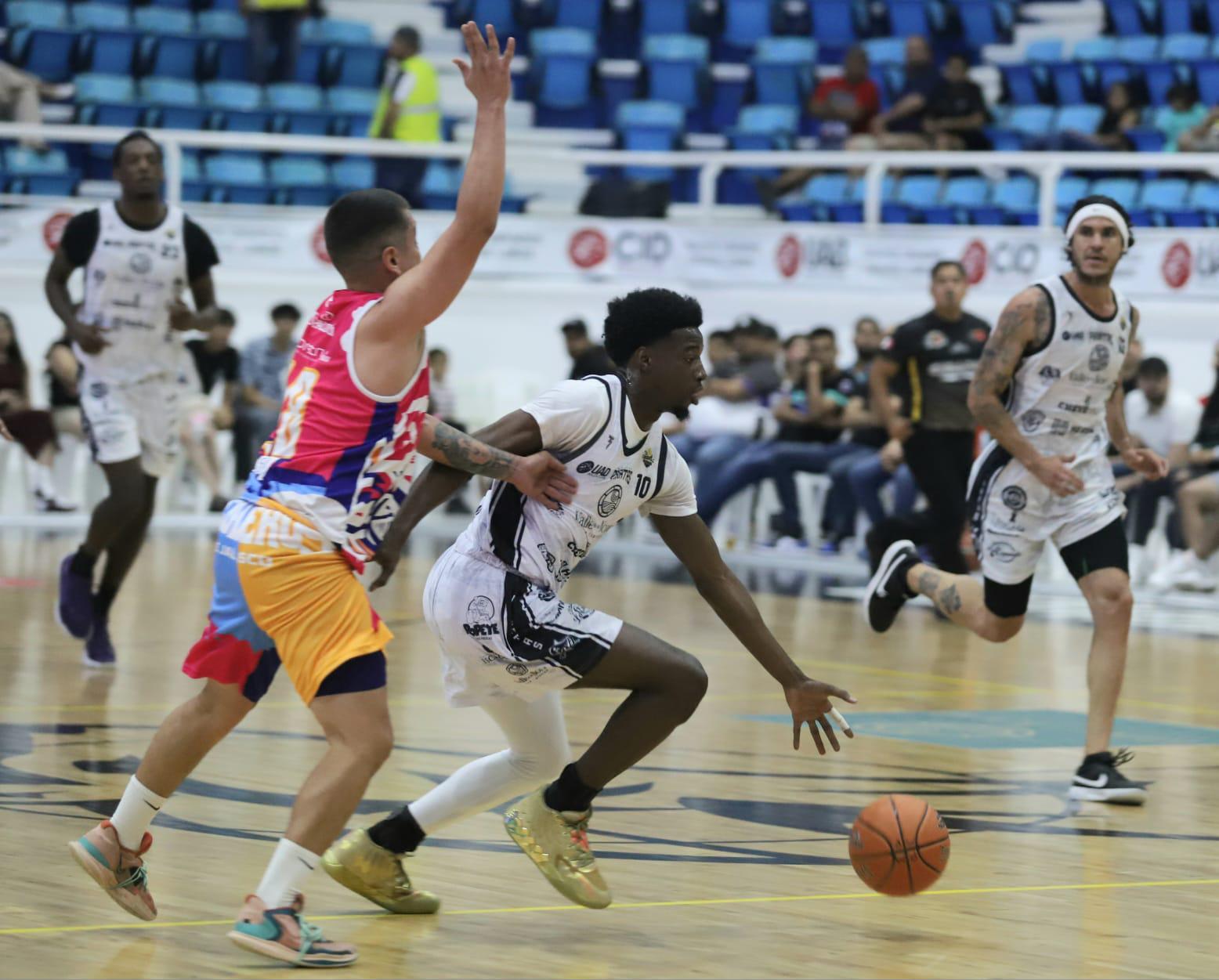 $!Piratas Basketball rompe la mala racha y encuentra la primera victoria de la temporada en casa