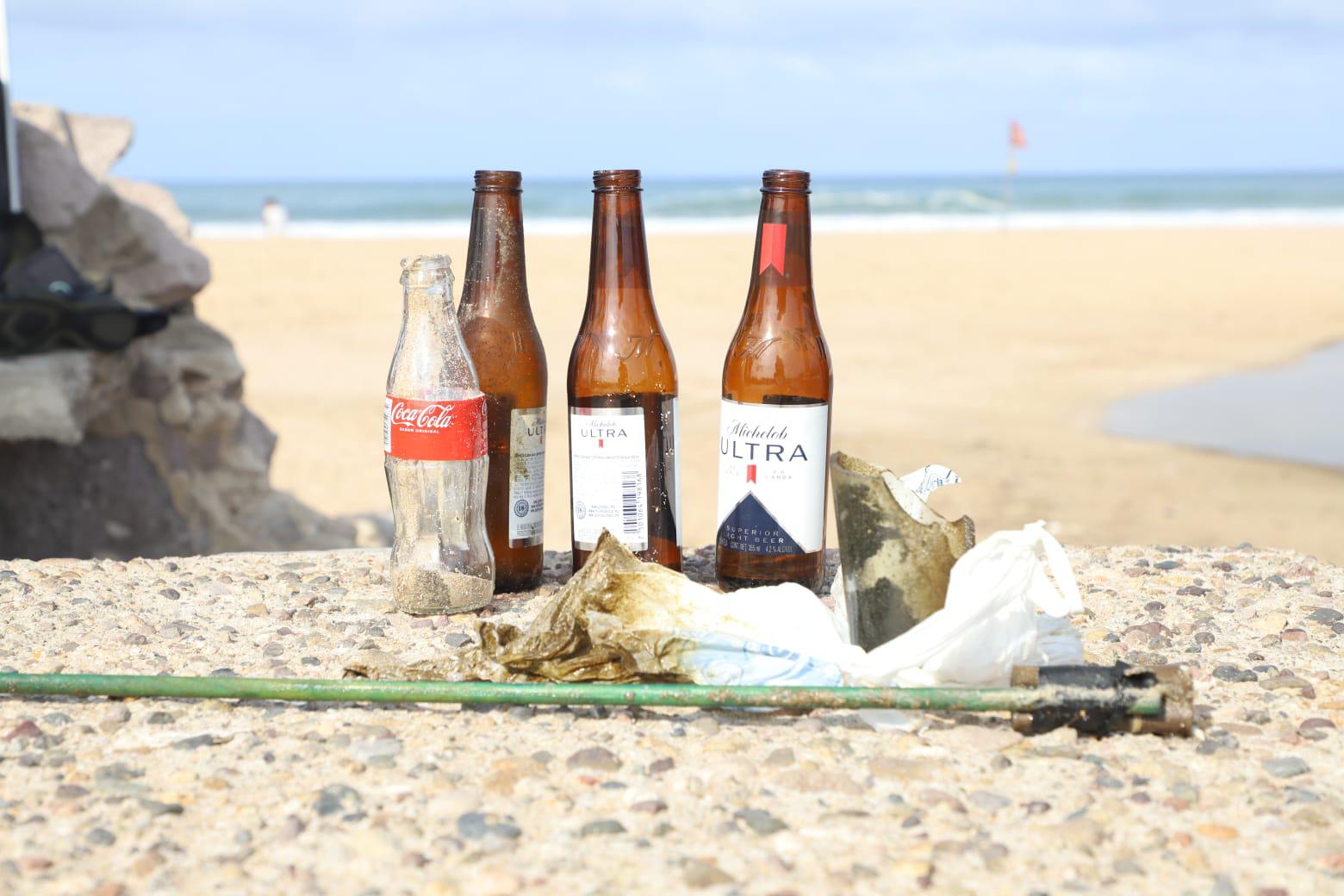 $!‘Héroes por el Océano’ limpian playa y Estero del Yugo, en Mazatlán