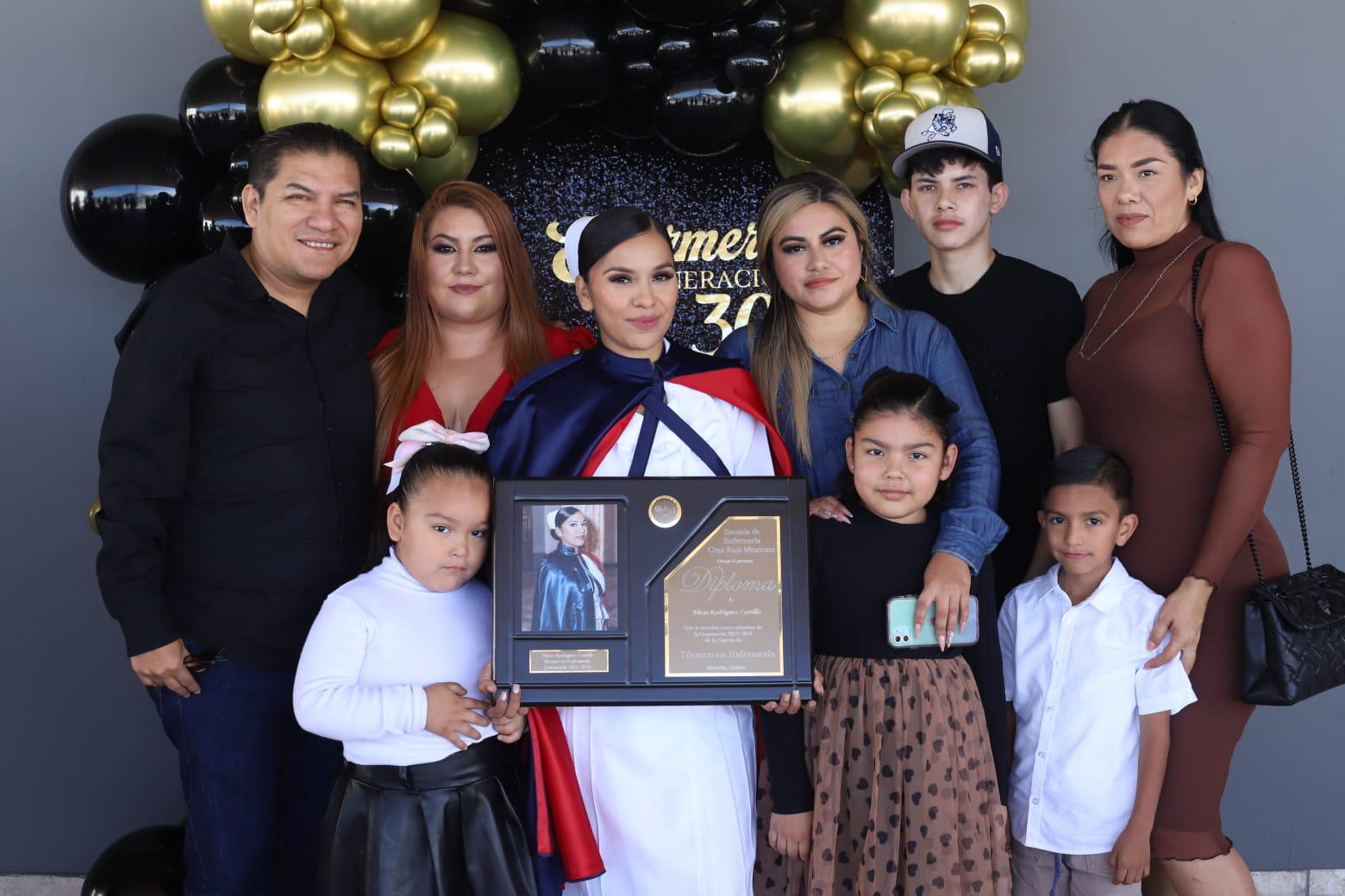 $!Alicia Rodríguez junto a su familia.