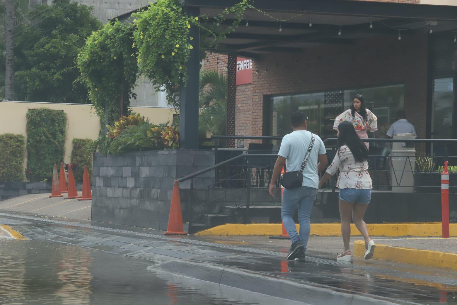 $!Turistas salen a disfrutar de Mazatlán después de las fuertes lluvias