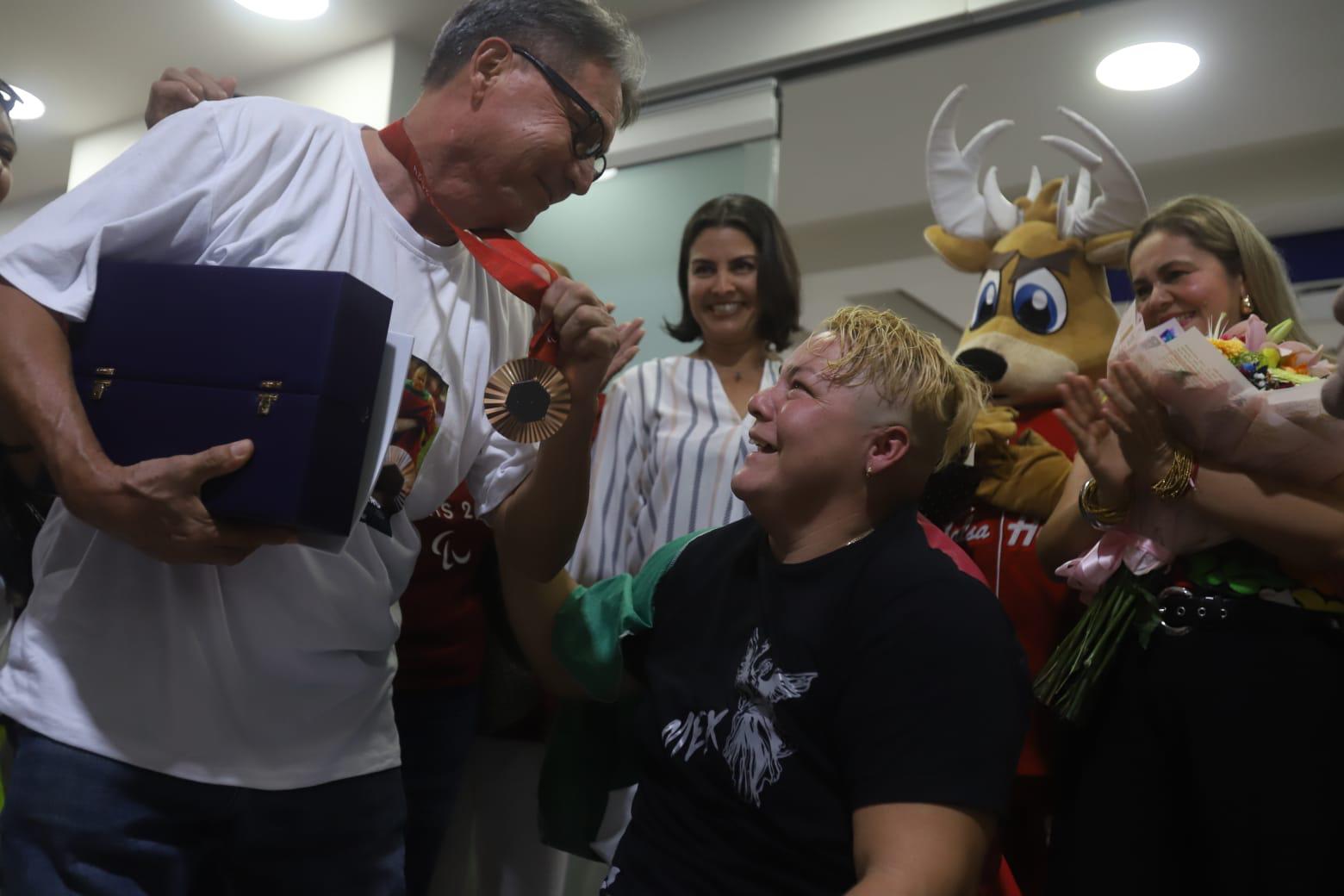 $!Entre música y mucho calor humano arribó al puerto la multimedallista Rosa María Guerrero