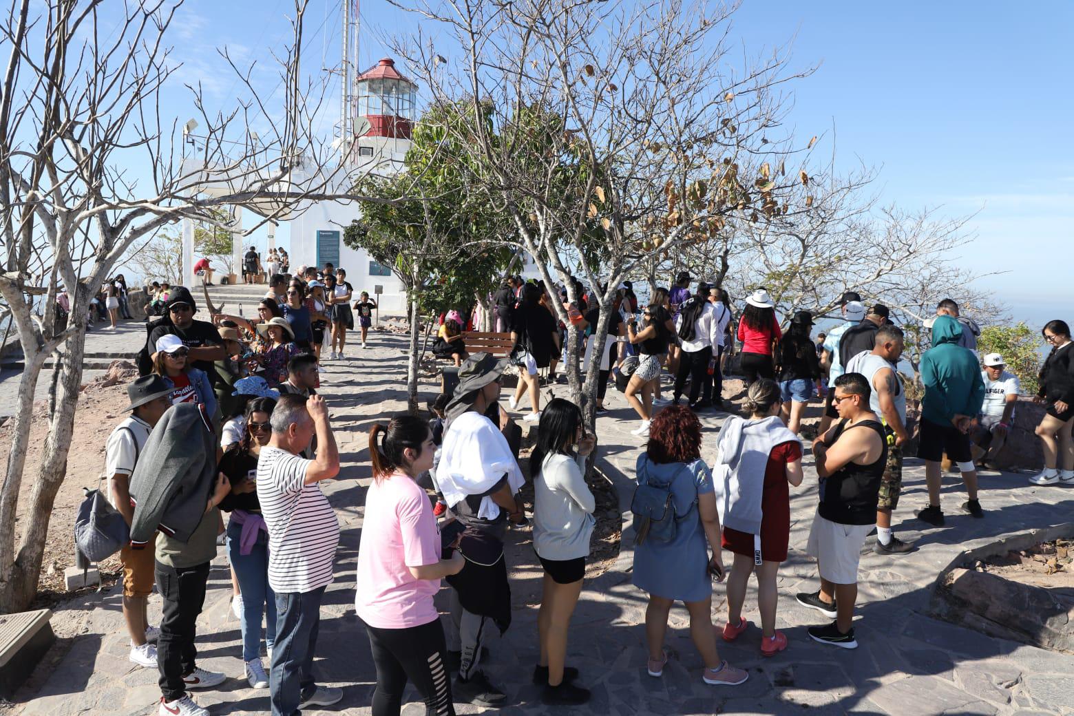 $!Carnaval atrae a cientos de visitantes al faro de Mazatlán