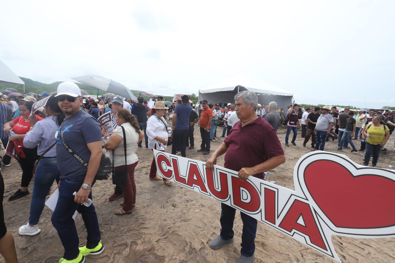 $!‘¡Siéntense, siéntense!’, gritan vecinos a personas sobre sillas para apreciar a AMLO