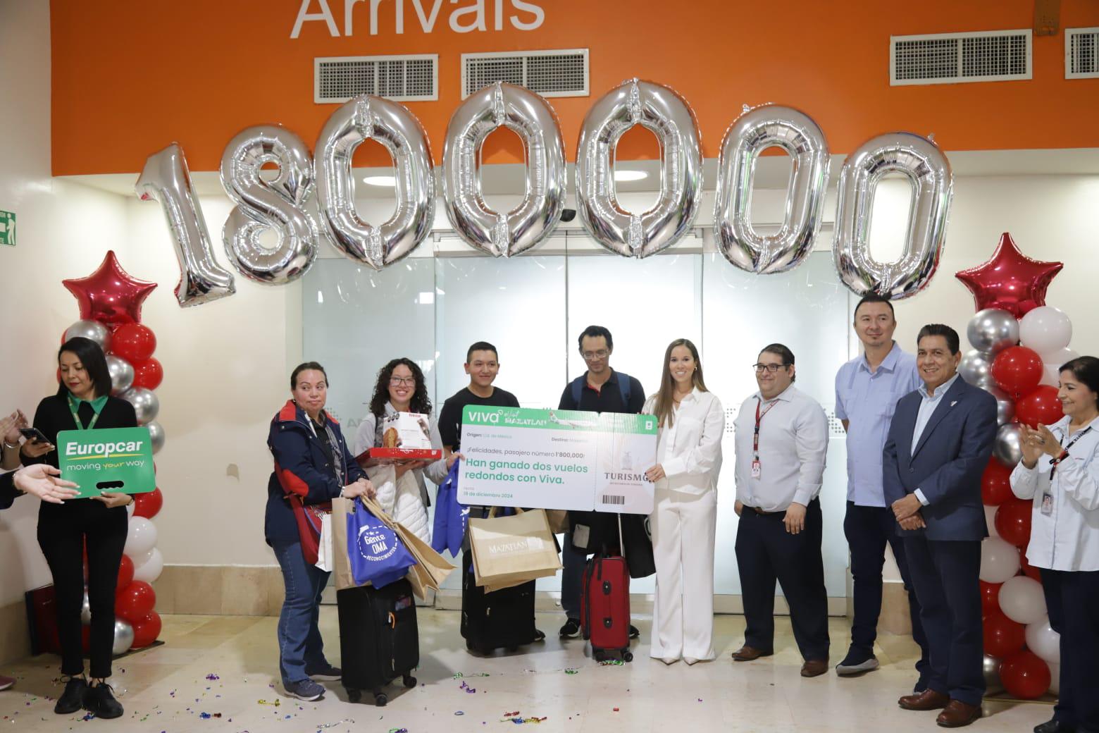 $!Con gran fiesta reciben en el Aeropuerto de Mazatlán a la pasajera 1 millón 800 mil