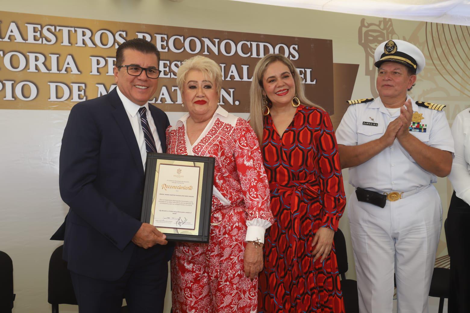 $!Inscriben el nombre de cuatro profesoras en el Monumento a los Maestros Distinguidos en Mazatlán