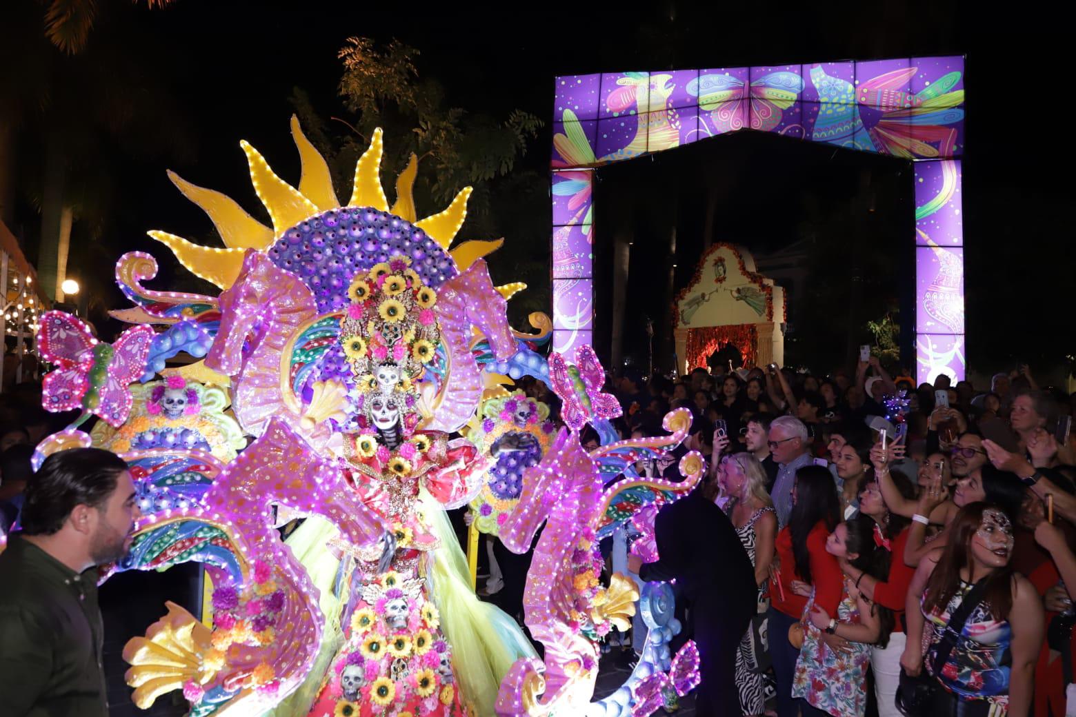 $!La Catrina denominada “Alucinantes del Mar y Viento”, creada por Luis Antonio Ríos “Momo”, encabezó la tradicional Callejoneada de Día de Muertos.