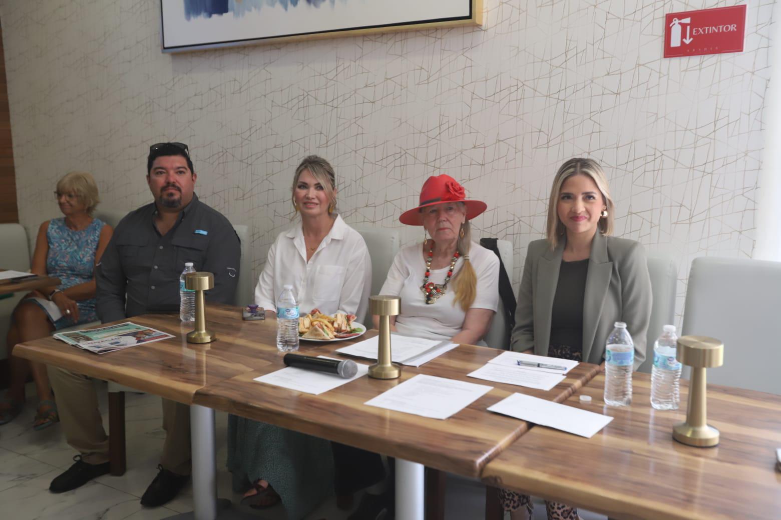 $!Alí René Zamudio, director del Centro de Protección y Atención al Turista; Celia Jáuregui, Secretaria de Desarrollo Económico, Turismo y Pesca; Linda Hanawalt, presidenta de la agrupación y la Alcaldesa Estrella Palacios.