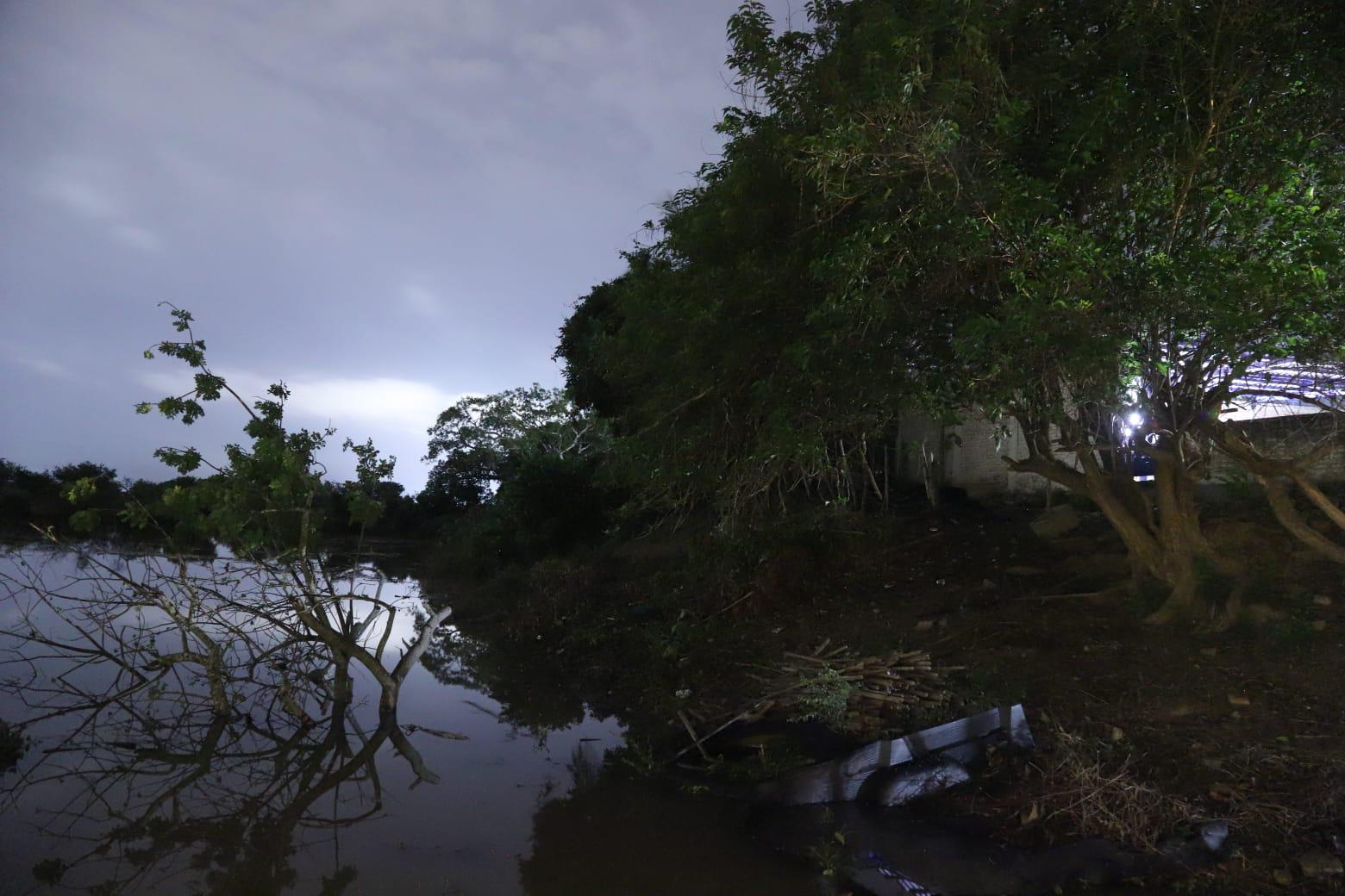 $!Crecida del Río Presidio alerta a vecinos de El Walamo, al sur de Mazatlán