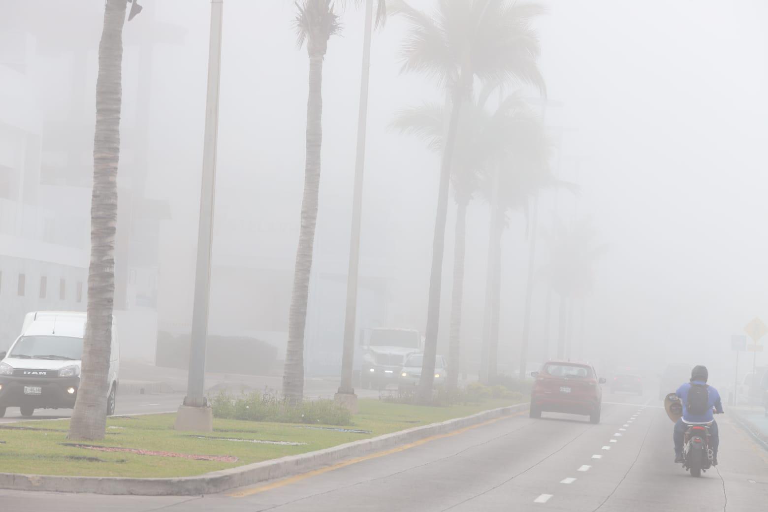 $!Amanece bahía de Mazatlán cubierta de niebla