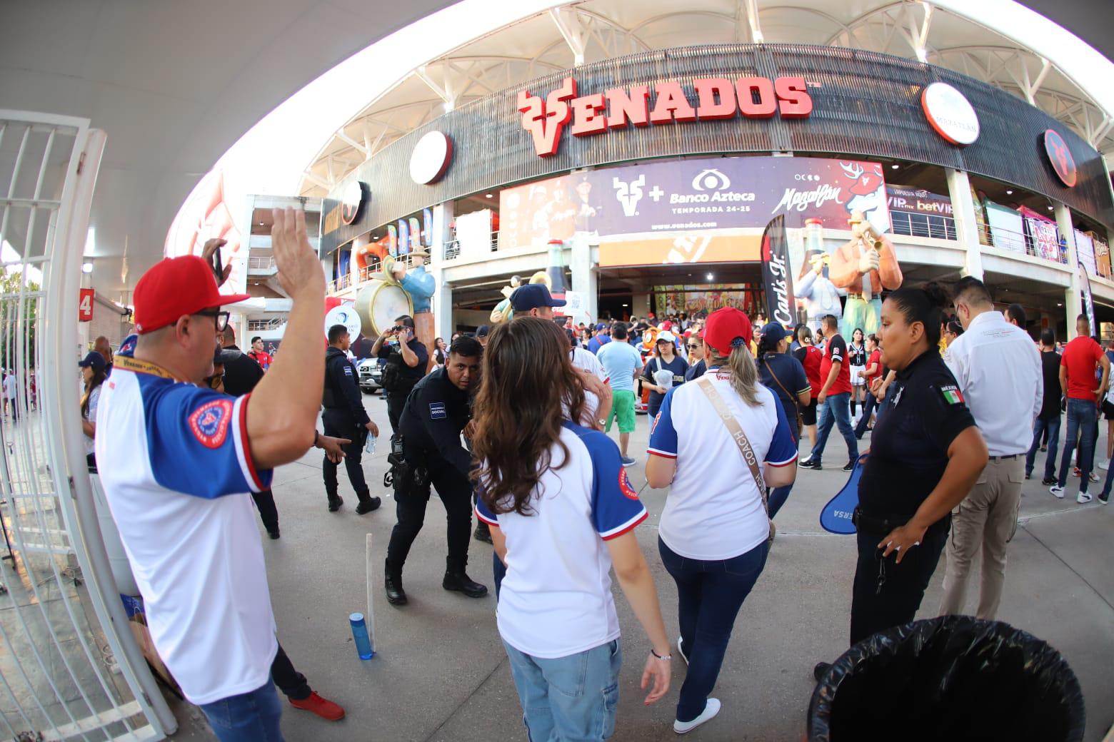 $!Cientos de aficionados comienzan a ingresar al Estadio Teodoro Mariscal