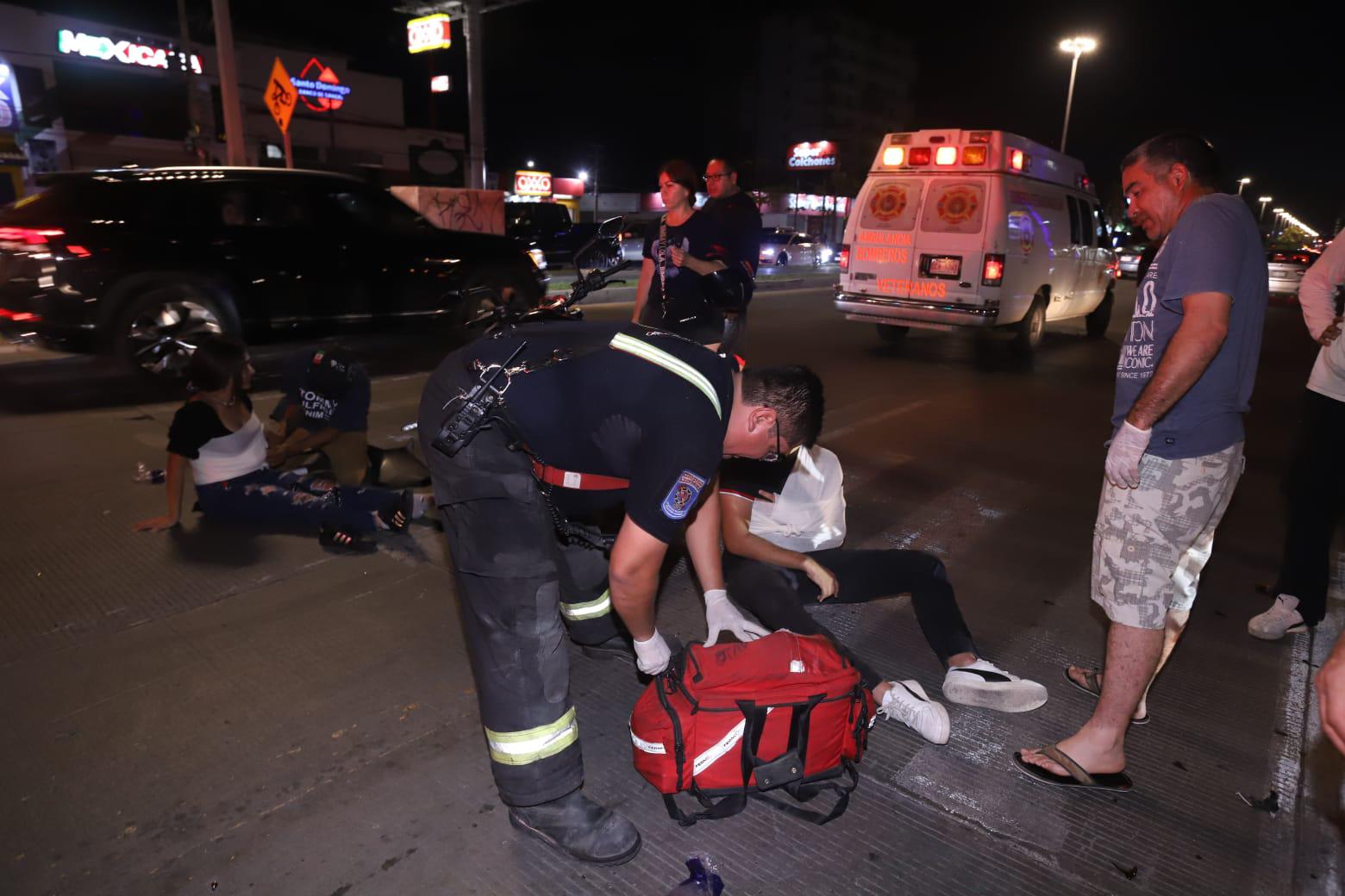 $!Choque de dos motos deja tres lesionados en Mazatlán