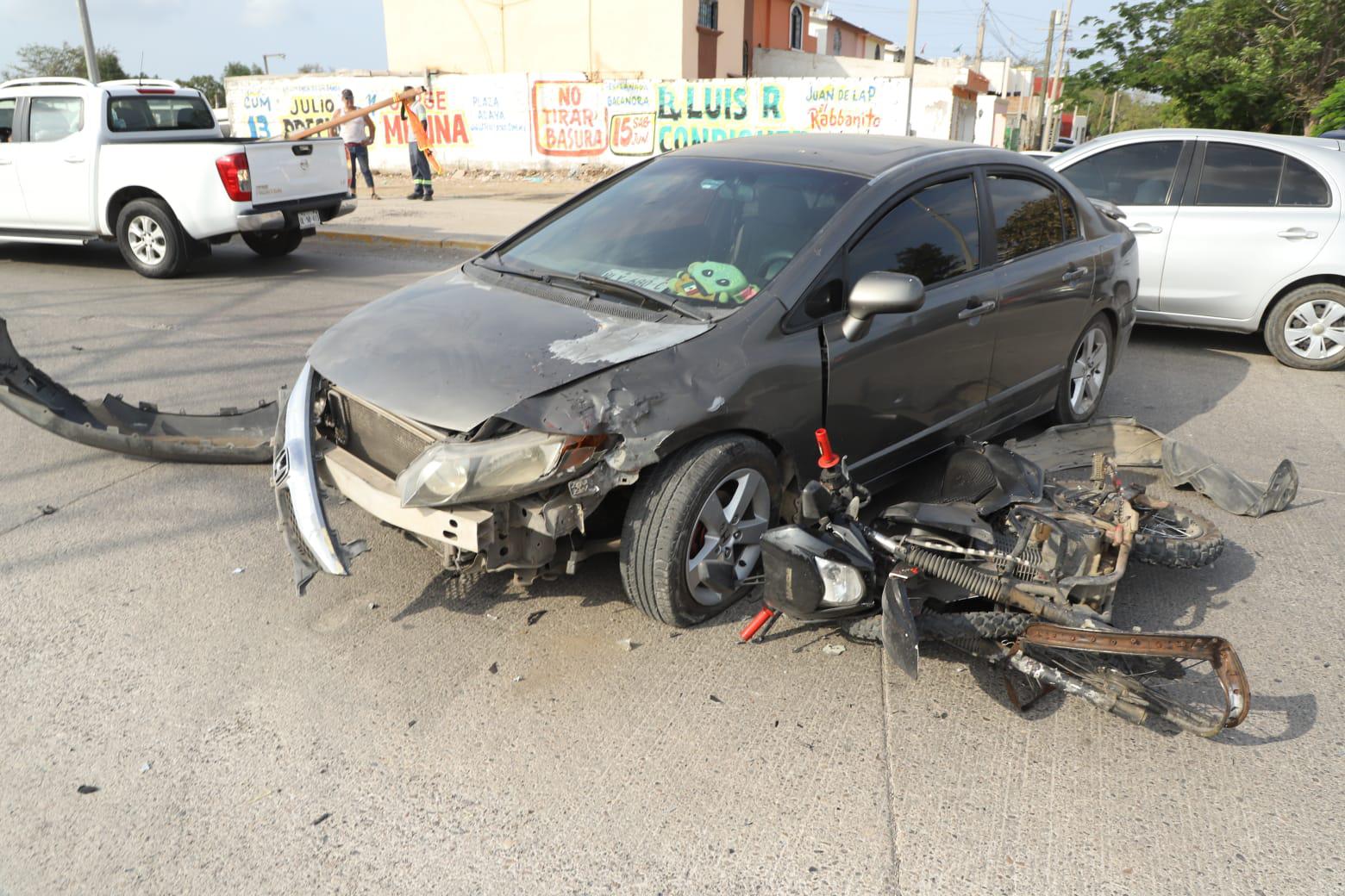 $!Chocan auto y moto en la Avenida Las Torres en Mazatlán; un lesionado