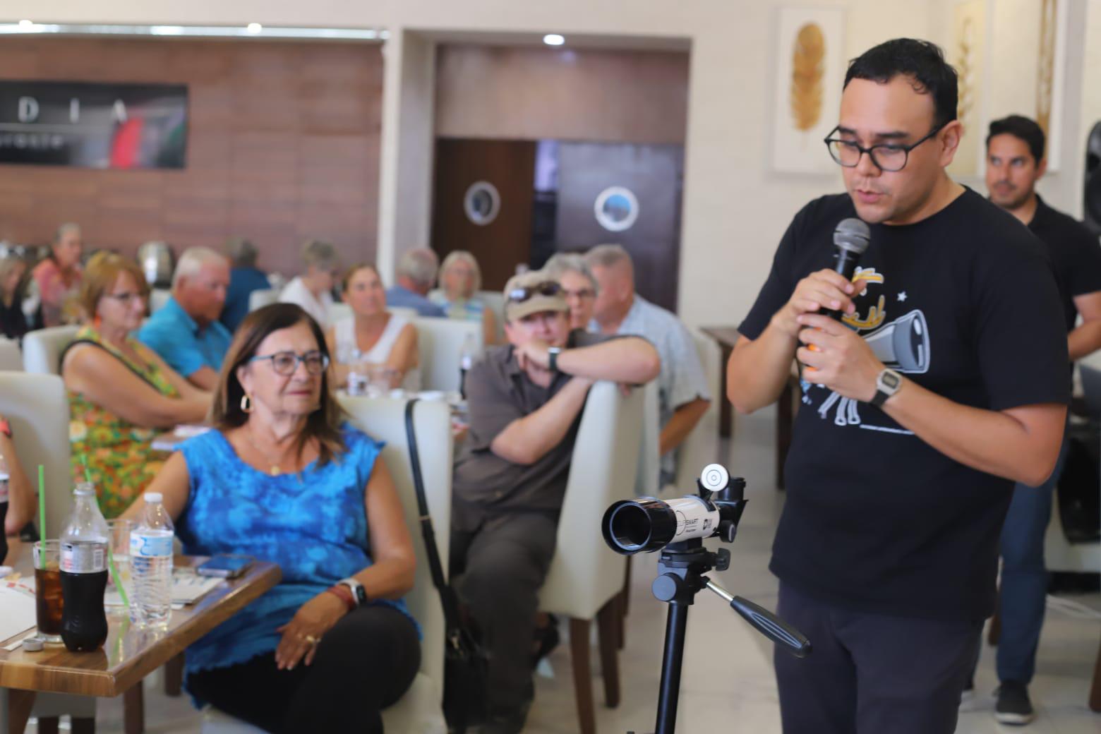 $!David Esquivel, presidente de la Sociedad Astronómica Mazatleca, fue el encargado de realizar la charla con los integrantes de la asociación que radica en esta ciudad.