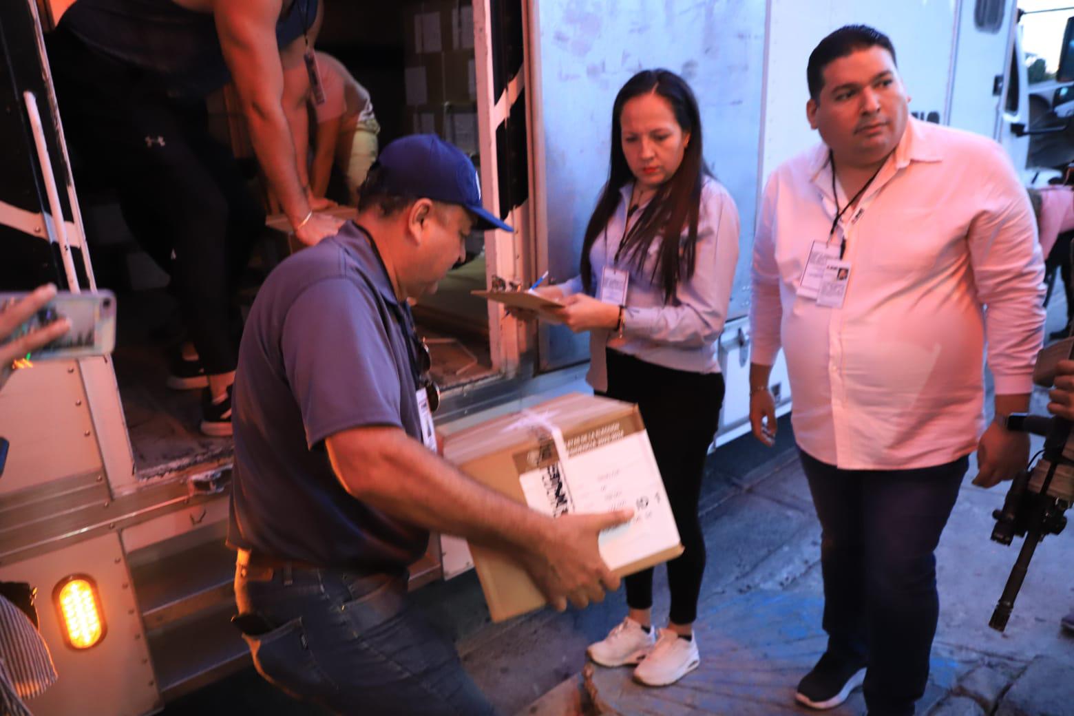 $!Llegan las boletas del INE a Mazatlán con 5 horas de retraso