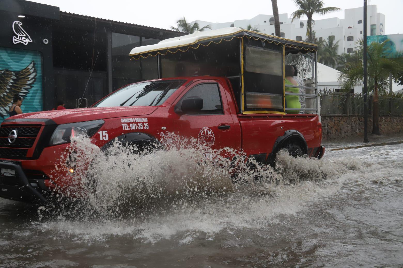 $!Fuertes inundaciones provocan caos vial y cierre de avenidas en Mazatlán