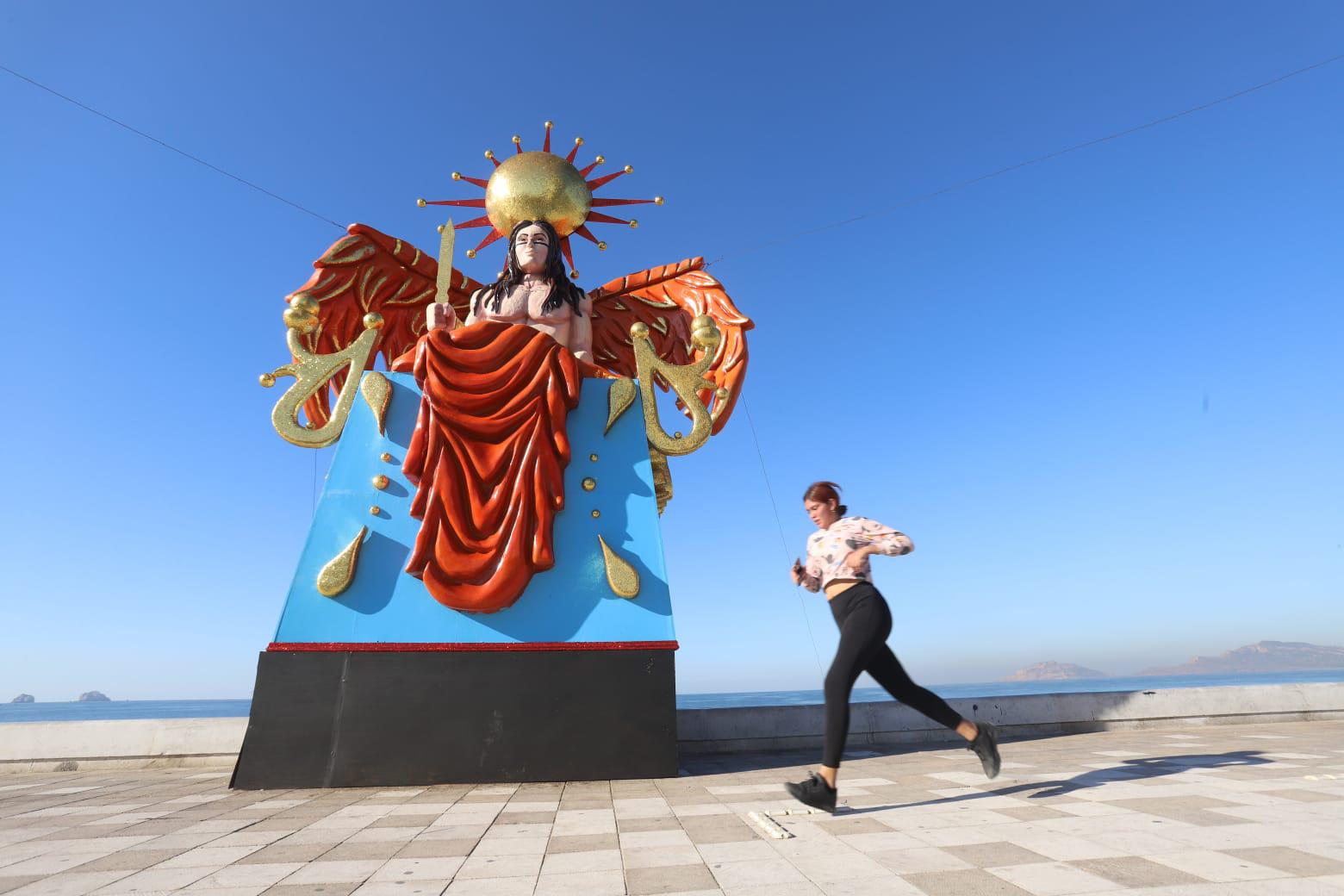 $!Lucen en el Malecón de Mazatlán 6 de los 11 monigotes del Carnaval