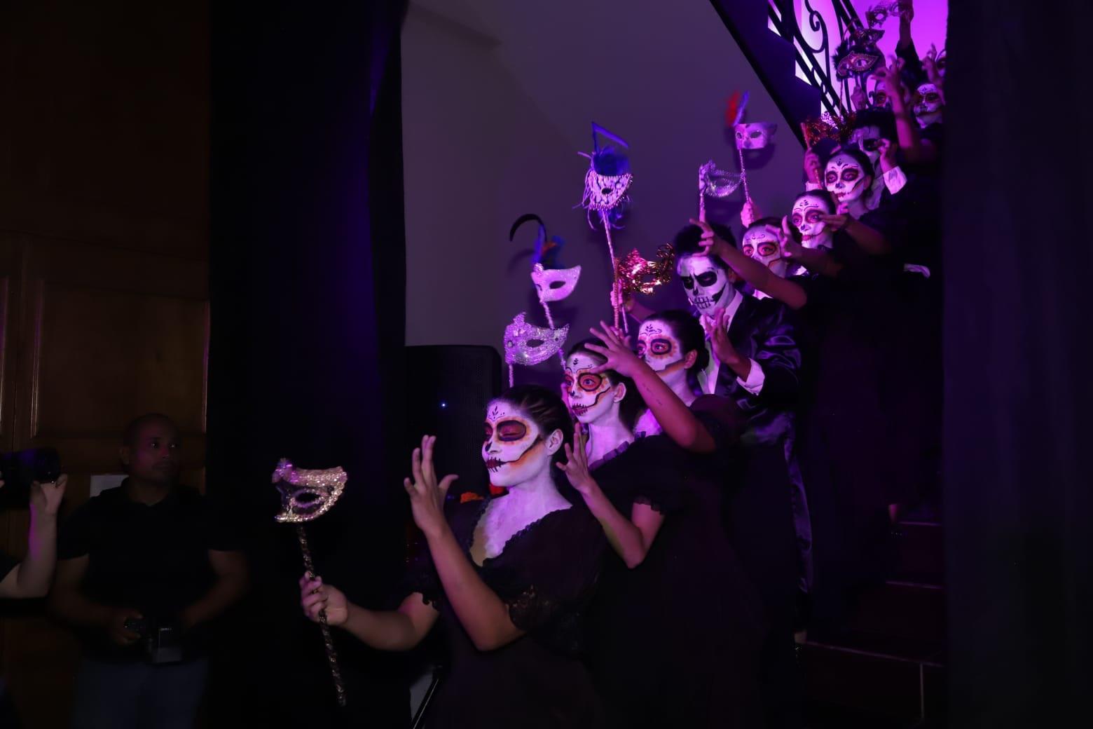 $!Elegantes catrinas y catrines que forman parte de la Escuela Profesional de Danza de Mazatlán, dieron la bienvenida a los visitantes con “Noche Mascarada”.