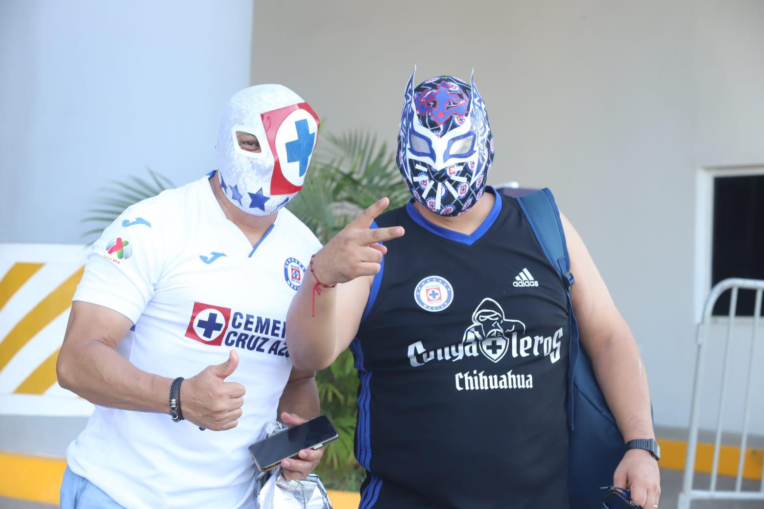 $!Pese a mal paso, Cruz Azul recibe apoyo de su afición al llegar a Mazatlán