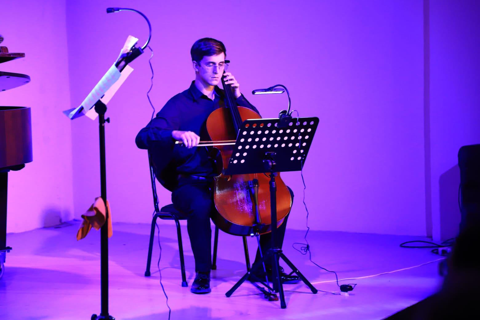 $!El cellista Gabriel Kobylyansky Farvarshchuk durante su presentación.