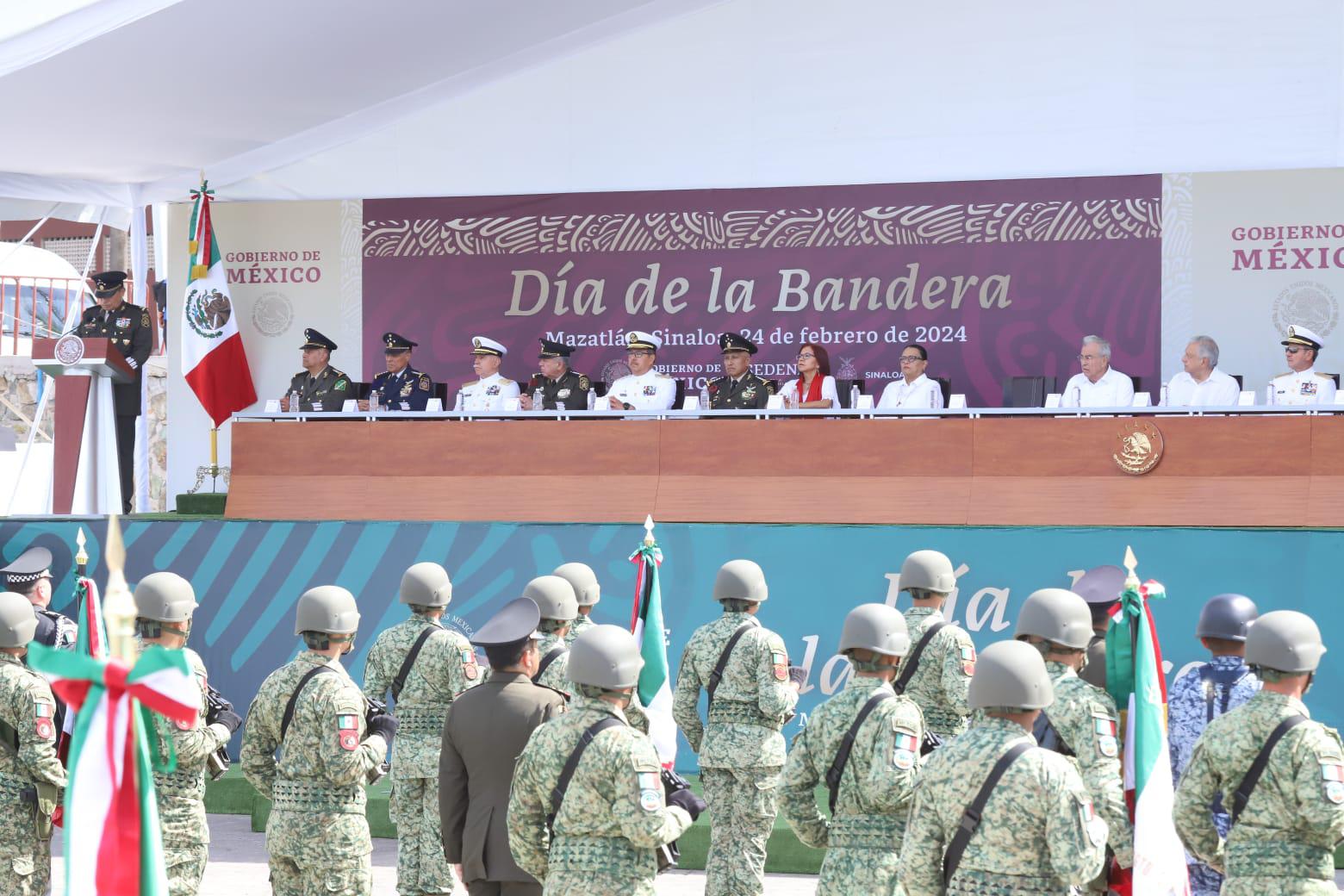 $!Encabeza AMLO celebración del Día de la Bandera en la Glorieta Sánchez Taboada de Mazatlán