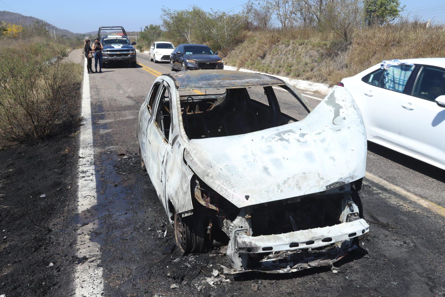 $!Se incendia vehículo en la libre, antes de llegar a El Zapote; dos jóvenes logran salir ilesas